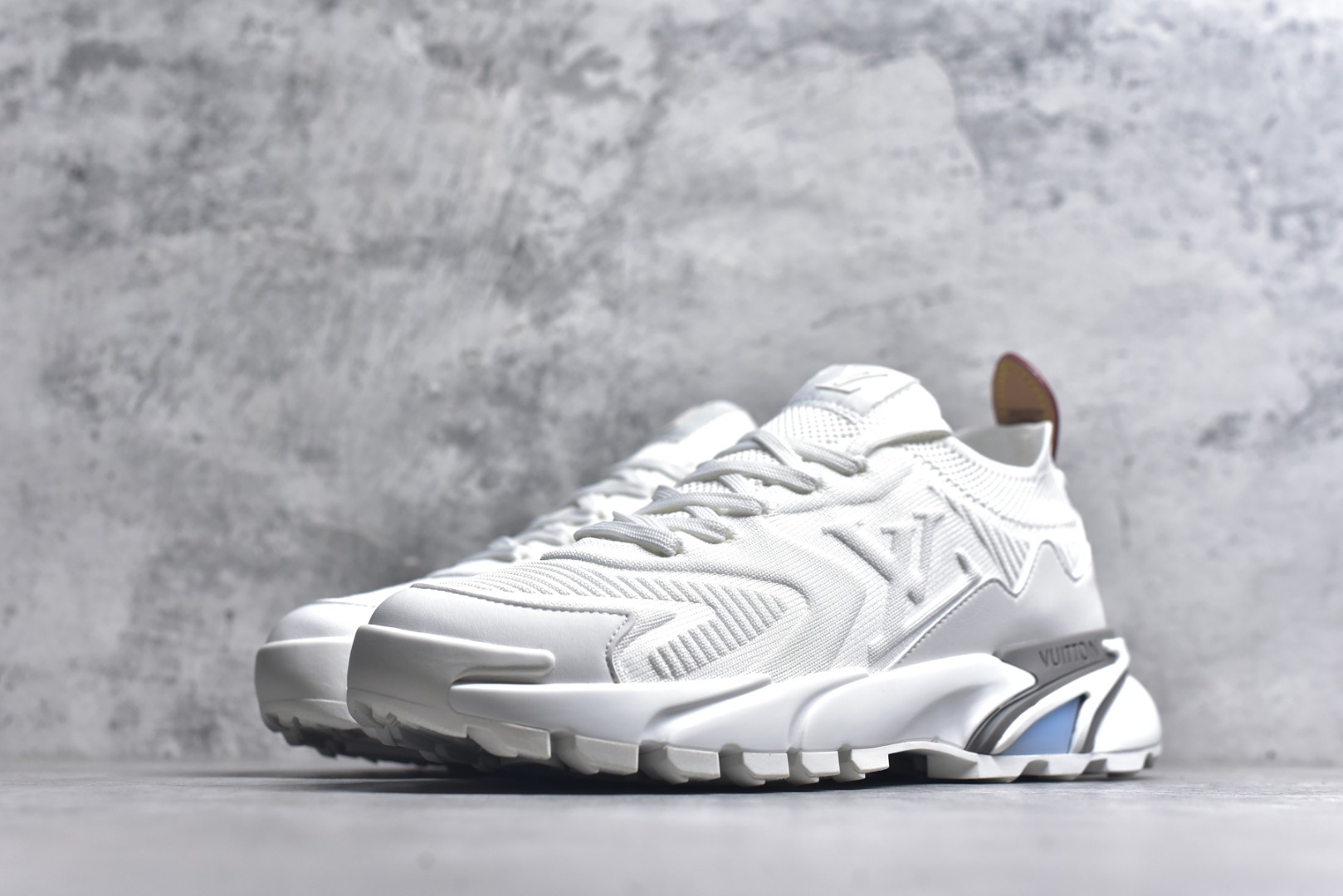 图片[2]-#Louis Vuitton LV Runner Tatic Sneaker 系列 厚底 休闲 运动鞋 跑鞋 原版购入开发 做货 本款 Runner Tatic 运动鞋融合飞织面料材质，演绎传统登山鞋的灵感启发。 字母抒写于一侧，标识，轻盈耐磨的橡胶外底完善整体配送精美包装 面料： 原版进口定制飞织面料 ■内里：原版定制透气网里 ■鞋底：原版开模防滑橡胶组合材质 ■底厚： 4CM 尺码：男款38-46-选品中心