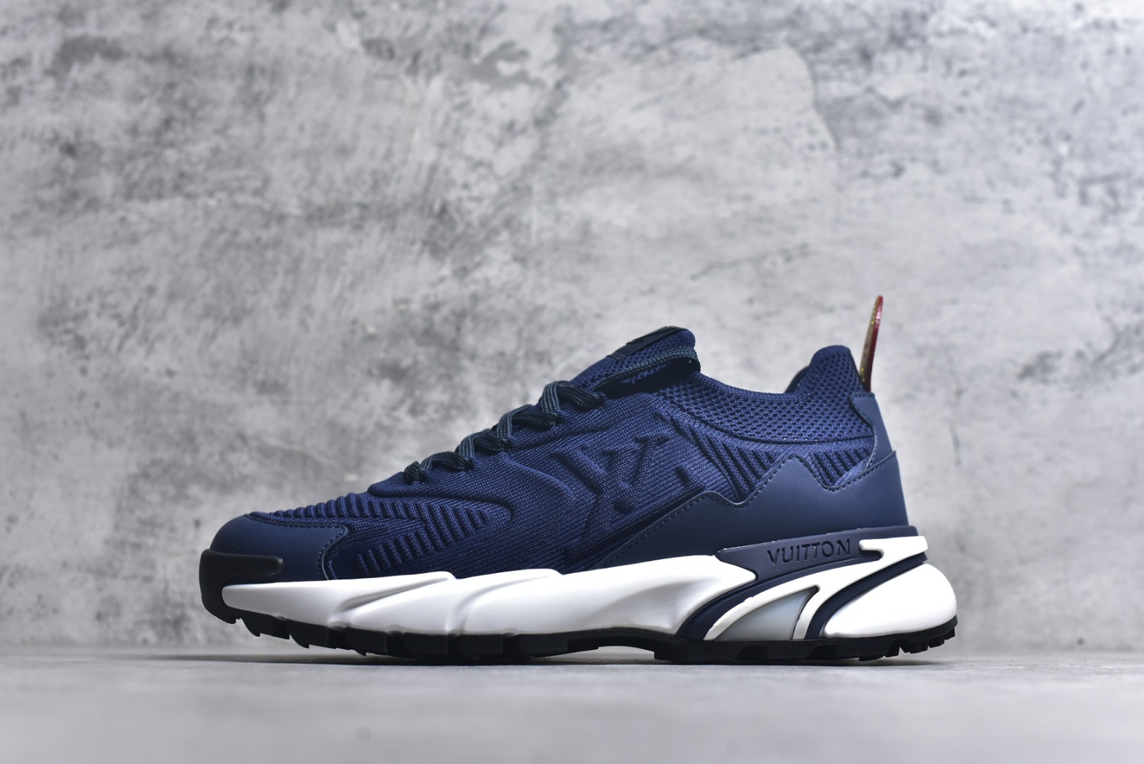 #Louis Vuitton LV Runner Tatic Sneaker 系列 厚底 休闲 运动鞋 跑鞋 原版购入开发 做货 本款 Runner Tatic 运动鞋融合飞织面料材质，演绎传统登山鞋的灵感启发。 字母抒写于一侧，标识，轻盈耐磨的橡胶外底完善整体配送精美包装 面料： 原版进口定制飞织面料 ■内里：原版定制透气网里 ■鞋底：原版开模防滑橡胶组合材质 ■底厚： 4CM 尺码：男款38-46-选品中心