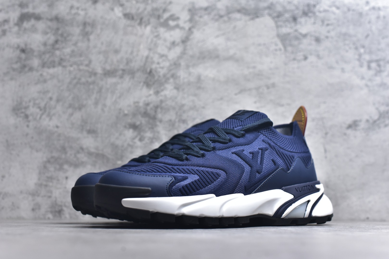 图片[2]-#Louis Vuitton LV Runner Tatic Sneaker 系列 厚底 休闲 运动鞋 跑鞋 原版购入开发 做货 本款 Runner Tatic 运动鞋融合飞织面料材质，演绎传统登山鞋的灵感启发。 字母抒写于一侧，标识，轻盈耐磨的橡胶外底完善整体配送精美包装 面料： 原版进口定制飞织面料 ■内里：原版定制透气网里 ■鞋底：原版开模防滑橡胶组合材质 ■底厚： 4CM 尺码：男款38-46-选品中心