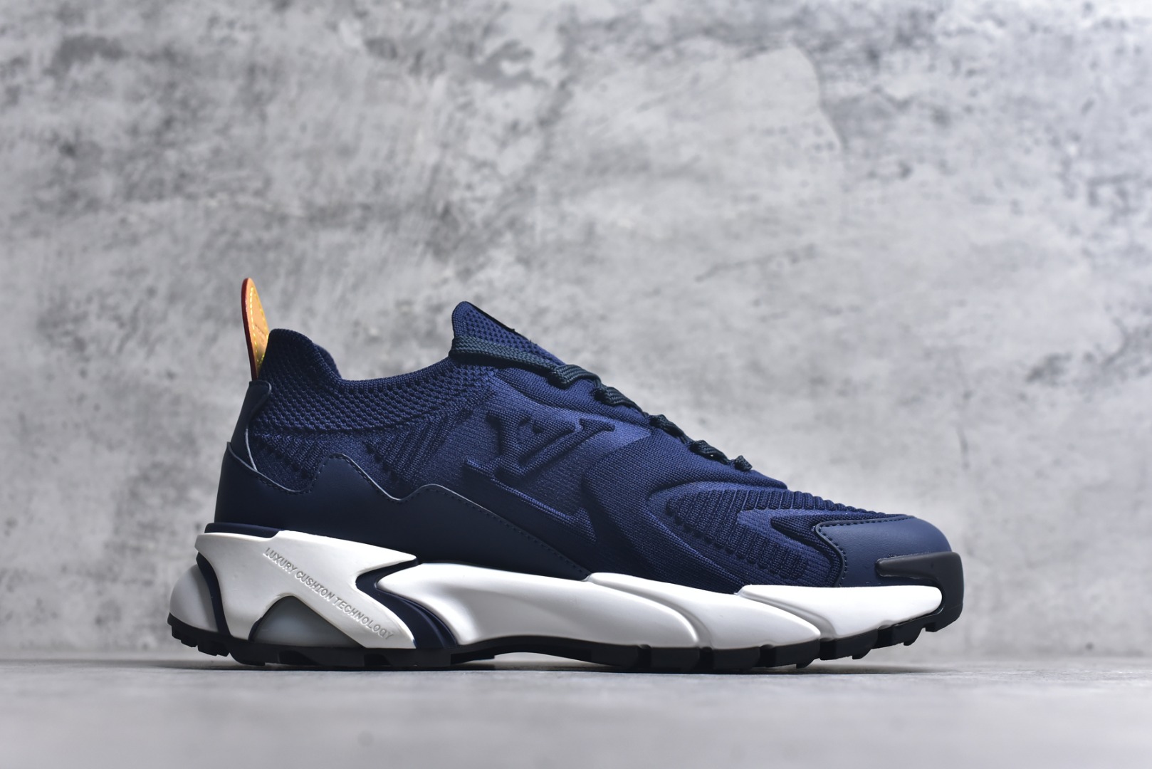 图片[3]-#Louis Vuitton LV Runner Tatic Sneaker 系列 厚底 休闲 运动鞋 跑鞋 原版购入开发 做货 本款 Runner Tatic 运动鞋融合飞织面料材质，演绎传统登山鞋的灵感启发。 字母抒写于一侧，标识，轻盈耐磨的橡胶外底完善整体配送精美包装 面料： 原版进口定制飞织面料 ■内里：原版定制透气网里 ■鞋底：原版开模防滑橡胶组合材质 ■底厚： 4CM 尺码：男款38-46-选品中心