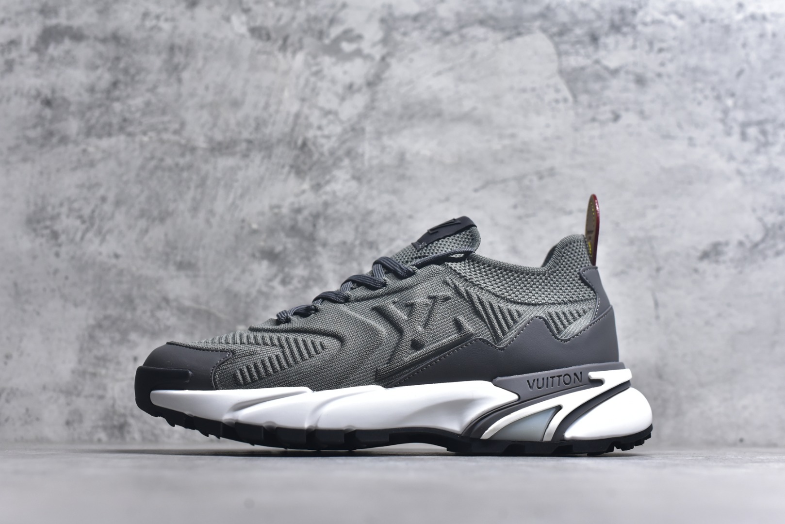 #Louis Vuitton LV Runner Tatic Sneaker 系列 厚底 休闲 运动鞋 跑鞋 原版购入开发 做货 本款 Runner Tatic 运动鞋融合飞织面料材质，演绎传统登山鞋的灵感启发。 字母抒写于一侧，标识，轻盈耐磨的橡胶外底完善整体配送精美包装 面料： 原版进口定制飞织面料 ■内里：原版定制透气网里 ■鞋底：原版开模防滑橡胶组合材质 ■底厚： 4CM 尺码：男款38-46-选品中心