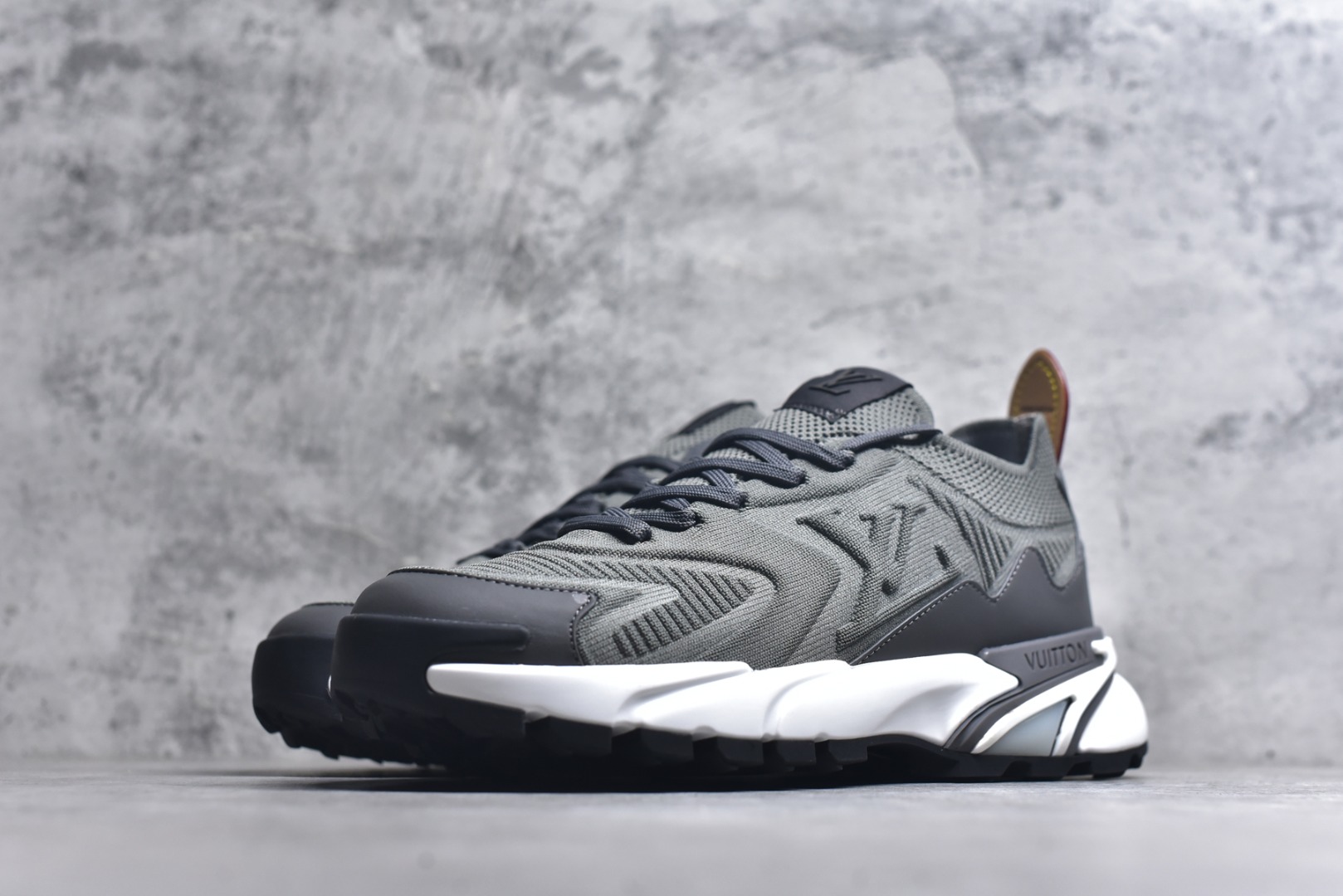 图片[2]-#Louis Vuitton LV Runner Tatic Sneaker 系列 厚底 休闲 运动鞋 跑鞋 原版购入开发 做货 本款 Runner Tatic 运动鞋融合飞织面料材质，演绎传统登山鞋的灵感启发。 字母抒写于一侧，标识，轻盈耐磨的橡胶外底完善整体配送精美包装 面料： 原版进口定制飞织面料 ■内里：原版定制透气网里 ■鞋底：原版开模防滑橡胶组合材质 ■底厚： 4CM 尺码：男款38-46-选品中心