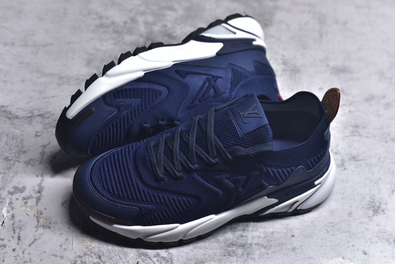 图片[7]-#Louis Vuitton LV Runner Tatic Sneaker 系列 厚底 休闲 运动鞋 跑鞋 原版购入开发 做货 本款 Runner Tatic 运动鞋融合飞织面料材质，演绎传统登山鞋的灵感启发。 字母抒写于一侧，标识，轻盈耐磨的橡胶外底完善整体配送精美包装 面料： 原版进口定制飞织面料 ■内里：原版定制透气网里 ■鞋底：原版开模防滑橡胶组合材质 ■底厚： 4CM 尺码：男款38-46-选品中心