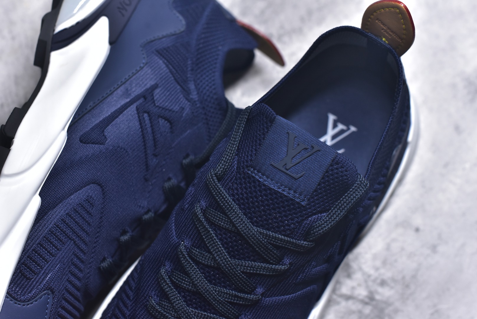 图片[9]-#Louis Vuitton LV Runner Tatic Sneaker 系列 厚底 休闲 运动鞋 跑鞋 原版购入开发 做货 本款 Runner Tatic 运动鞋融合飞织面料材质，演绎传统登山鞋的灵感启发。 字母抒写于一侧，标识，轻盈耐磨的橡胶外底完善整体配送精美包装 面料： 原版进口定制飞织面料 ■内里：原版定制透气网里 ■鞋底：原版开模防滑橡胶组合材质 ■底厚： 4CM 尺码：男款38-46-选品中心