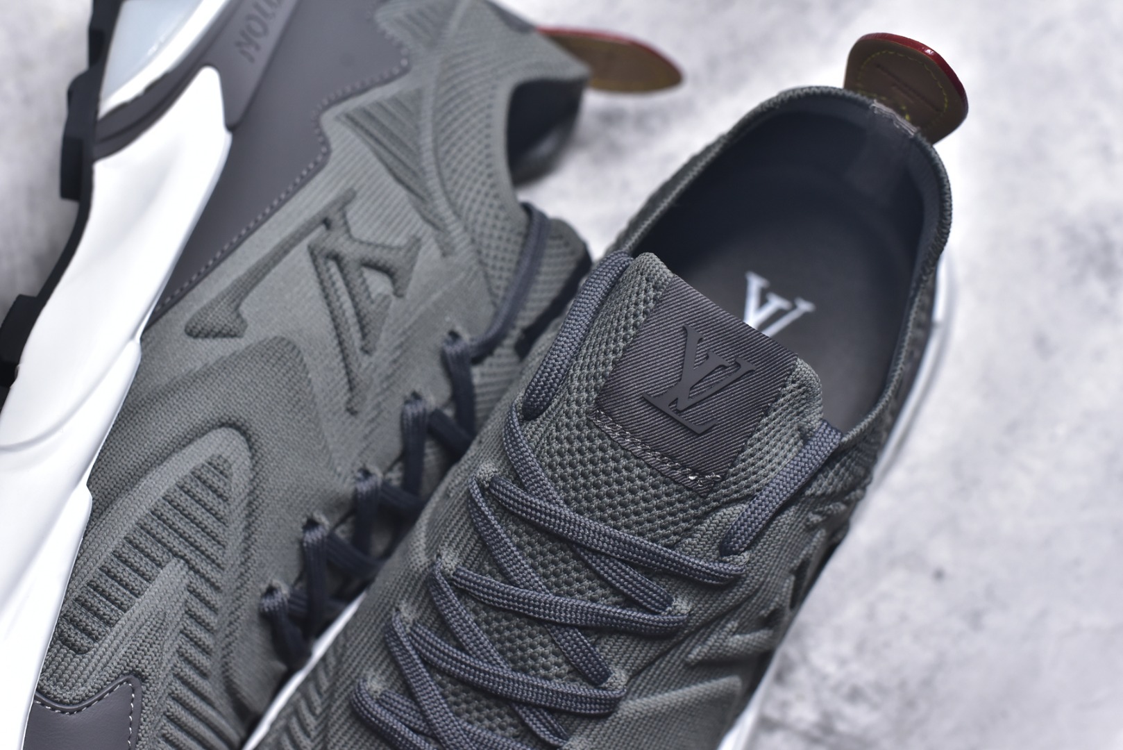 图片[9]-#Louis Vuitton LV Runner Tatic Sneaker 系列 厚底 休闲 运动鞋 跑鞋 原版购入开发 做货 本款 Runner Tatic 运动鞋融合飞织面料材质，演绎传统登山鞋的灵感启发。 字母抒写于一侧，标识，轻盈耐磨的橡胶外底完善整体配送精美包装 面料： 原版进口定制飞织面料 ■内里：原版定制透气网里 ■鞋底：原版开模防滑橡胶组合材质 ■底厚： 4CM 尺码：男款38-46-选品中心