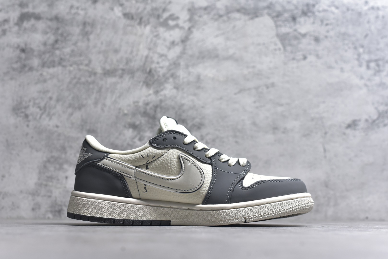 图片[3]-#Nike Air Jordan 1 x Travis Scott AJ1倒勾 乔一倒钩 ‘DIY’定制 耐克 低帮文化篮球鞋 完美品质出货 细节如图所示 鞋面切割工整 冲孔整齐干净 中底拉帮线 整体清洁度非常好 货号：LD2028-055 尺码：36 36.5 37.5 38 38.5 39 40 40.5 41 42 42.5 43 44 45-选品中心