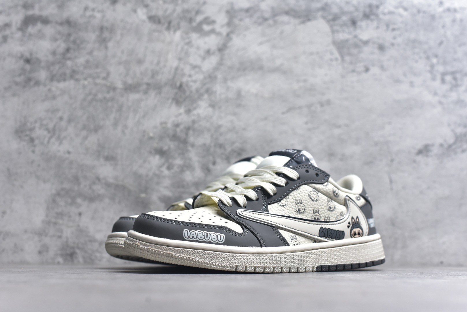 图片[2]-#Nike Air Jordan 1 x Travis Scott AJ1倒勾 乔一倒钩 ‘DIY’定制 耐克 低帮文化篮球鞋 完美品质出货 细节如图所示 鞋面切割工整 冲孔整齐干净 中底拉帮线 整体清洁度非常好 货号：LD2028-055 尺码：36 36.5 37.5 38 38.5 39 40 40.5 41 42 42.5 43 44 45-选品中心