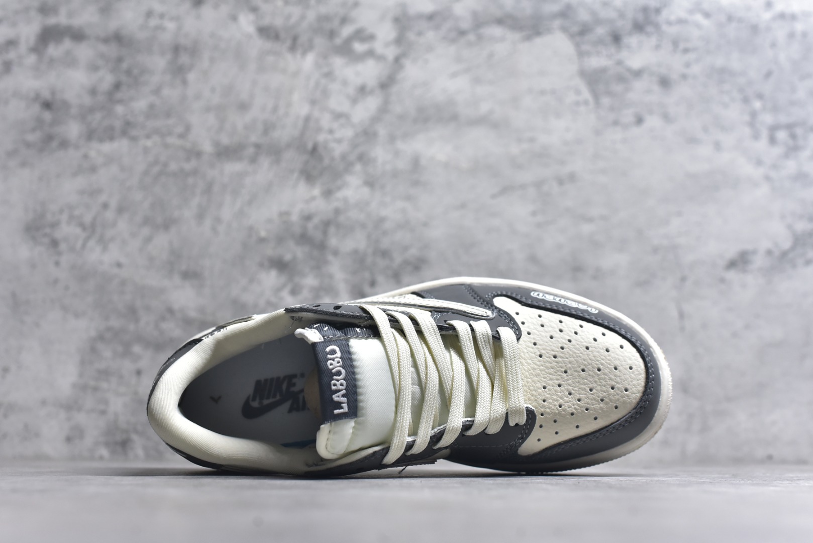 图片[4]-#Nike Air Jordan 1 x Travis Scott AJ1倒勾 乔一倒钩 ‘DIY’定制 耐克 低帮文化篮球鞋 完美品质出货 细节如图所示 鞋面切割工整 冲孔整齐干净 中底拉帮线 整体清洁度非常好 货号：LD2028-055 尺码：36 36.5 37.5 38 38.5 39 40 40.5 41 42 42.5 43 44 45-选品中心