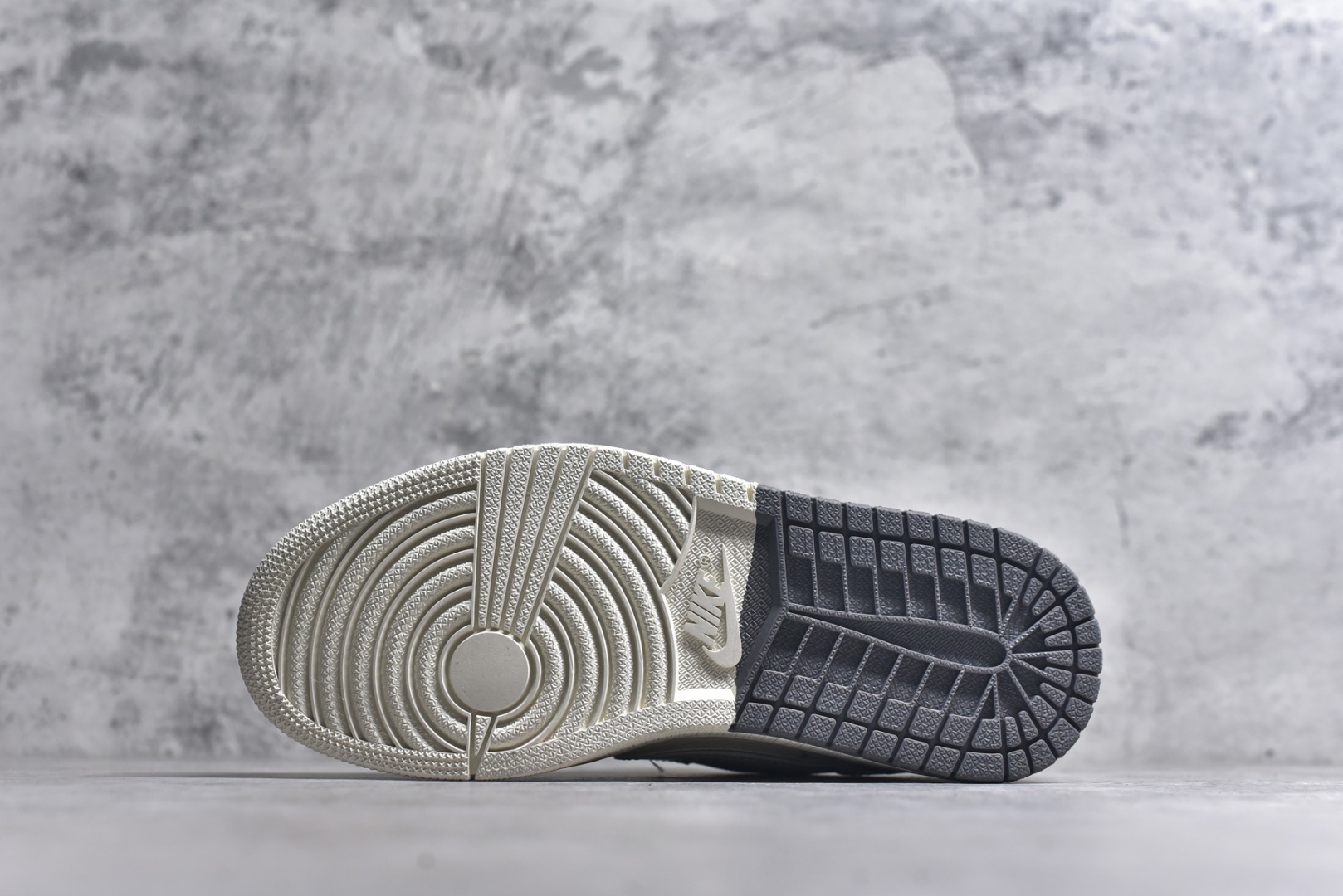 图片[6]-#Nike Air Jordan 1 x Travis Scott AJ1倒勾 乔一倒钩 ‘DIY’定制 耐克 低帮文化篮球鞋 完美品质出货 细节如图所示 鞋面切割工整 冲孔整齐干净 中底拉帮线 整体清洁度非常好 货号：LD2028-055 尺码：36 36.5 37.5 38 38.5 39 40 40.5 41 42 42.5 43 44 45-选品中心