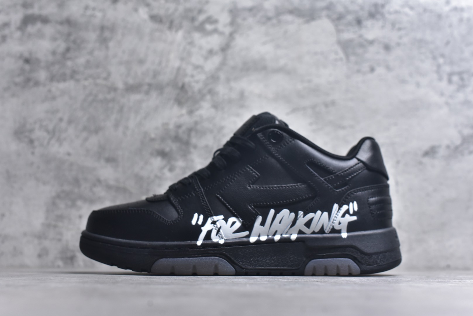 #Off-White™ co Virgil Abloh Out Of Office Low-top Leather OW联名 箭头OFF-White 重磅联名 SneakersOOO复古百搭休闲运动板鞋 原楦型开发纸版#采用粒面头层小牛皮饰片#超软PU鞋垫+拼接去臭网布材质#全新开发橡胶耐磨鞋底低帮Out of office运动鞋 尺码：40 41 42 43 44 45 46 47-选品中心