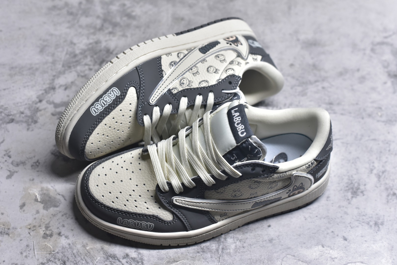 图片[7]-#Nike Air Jordan 1 x Travis Scott AJ1倒勾 乔一倒钩 ‘DIY’定制 耐克 低帮文化篮球鞋 完美品质出货 细节如图所示 鞋面切割工整 冲孔整齐干净 中底拉帮线 整体清洁度非常好 货号：LD2028-055 尺码：36 36.5 37.5 38 38.5 39 40 40.5 41 42 42.5 43 44 45-选品中心