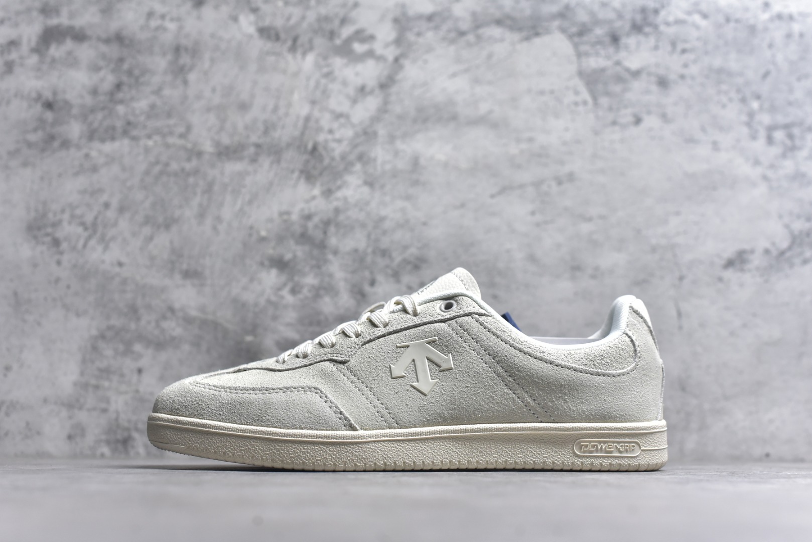 #迪桑特DESCENTE EDGE COURT RETRO 复古轻质 耐磨低帮 生活休闲鞋 货号：SP323LSN82 尺码：36 36.5 37.5 38 38.5 39 40 40.5 41 42 42.5 43 44 45-选品中心