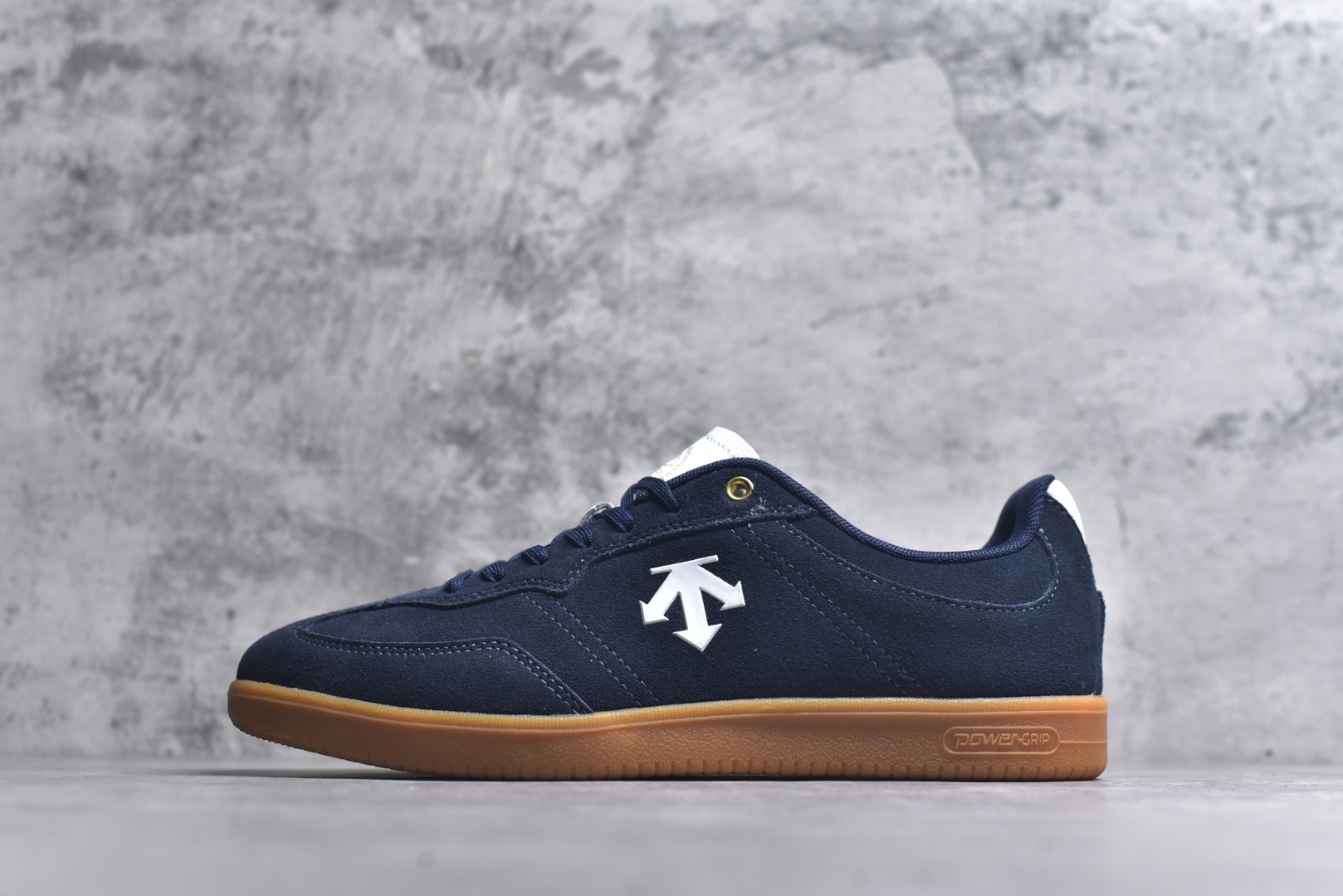 #迪桑特DESCENTE EDGE COURT RETRO 复古轻质 耐磨低帮 生活休闲鞋 货号：SP323LSN82 尺码：36 36.5 37.5 38 38.5 39 40 40.5 41 42 42.5 43 44 45-选品中心