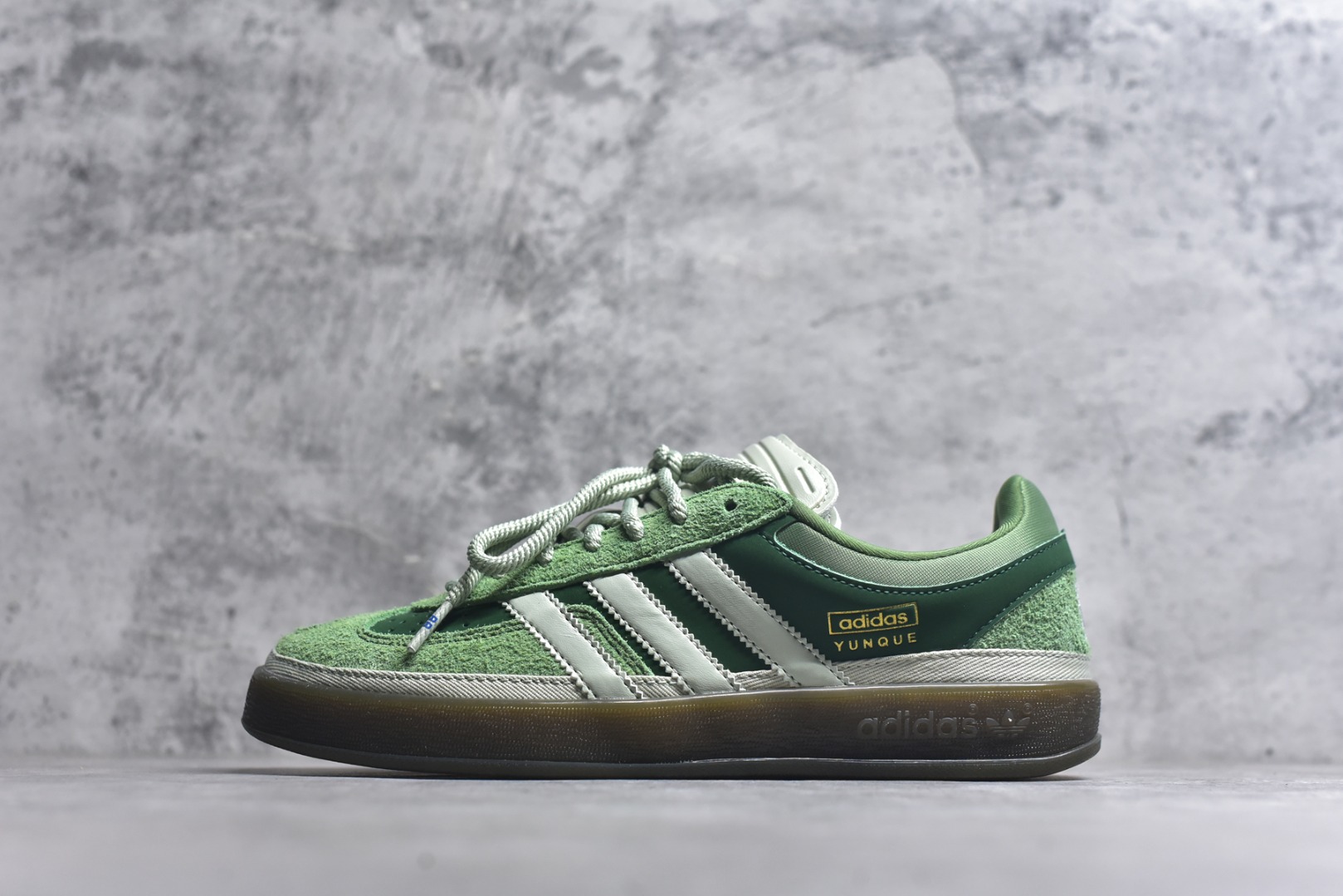 #坏痞兔Bad Bunny x AD Gazelle Indoor Trainers 联名羚羊内训系列低帮复古百搭休闲运动德训风板鞋 JS5049 Bad Bunny本人在杂志拍摄时率先上脚带一波节奏，emm，手上拿的杂志封面还是Kylie，看来前女友和布克重新约会，这位哥也还是没放下啊...回到鞋款本身，整体选择了简约的黑白皮革搭配浅灰色长绒麂皮材质，最后以半透明生胶大底收尾，质感在线。不同于以往联名的调色盘操作，Bad Bunny对Gazelle indoor进行了加宽加厚处理，以及鞋头变形的设计，带来全新的歪头面包鞋型Gazelle。此外，鞋款标签直接呈现在后跟处，鞋侧adidas标识下方还加入了\