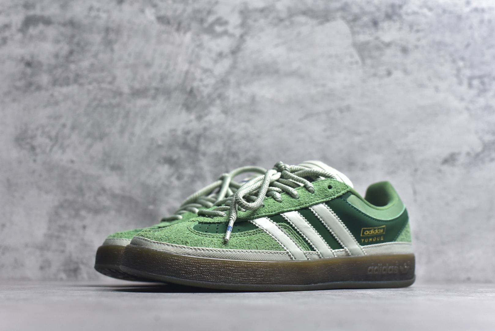 图片[2]-#坏痞兔Bad Bunny x AD Gazelle Indoor Trainers 联名羚羊内训系列低帮复古百搭休闲运动德训风板鞋 JS5049 Bad Bunny本人在杂志拍摄时率先上脚带一波节奏，emm，手上拿的杂志封面还是Kylie，看来前女友和布克重新约会，这位哥也还是没放下啊…回到鞋款本身，整体选择了简约的黑白皮革搭配浅灰色长绒麂皮材质，最后以半透明生胶大底收尾，质感在线。不同于以往联名的调色盘操作，Bad Bunny对Gazelle indoor进行了加宽加厚处理，以及鞋头变形的设计，带来全新的歪头面包鞋型Gazelle。此外，鞋款标签直接呈现在后跟处，鞋侧adidas标识下方还加入了\”benito\”字样，辨识度拉满。尺码：35.5-45-选品中心