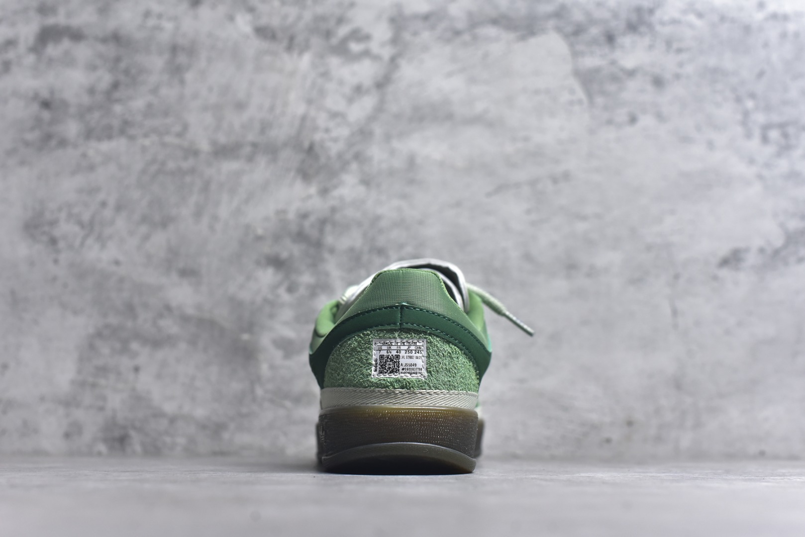 图片[5]-#坏痞兔Bad Bunny x AD Gazelle Indoor Trainers 联名羚羊内训系列低帮复古百搭休闲运动德训风板鞋 JS5049 Bad Bunny本人在杂志拍摄时率先上脚带一波节奏，emm，手上拿的杂志封面还是Kylie，看来前女友和布克重新约会，这位哥也还是没放下啊…回到鞋款本身，整体选择了简约的黑白皮革搭配浅灰色长绒麂皮材质，最后以半透明生胶大底收尾，质感在线。不同于以往联名的调色盘操作，Bad Bunny对Gazelle indoor进行了加宽加厚处理，以及鞋头变形的设计，带来全新的歪头面包鞋型Gazelle。此外，鞋款标签直接呈现在后跟处，鞋侧adidas标识下方还加入了\”benito\”字样，辨识度拉满。尺码：35.5-45-选品中心