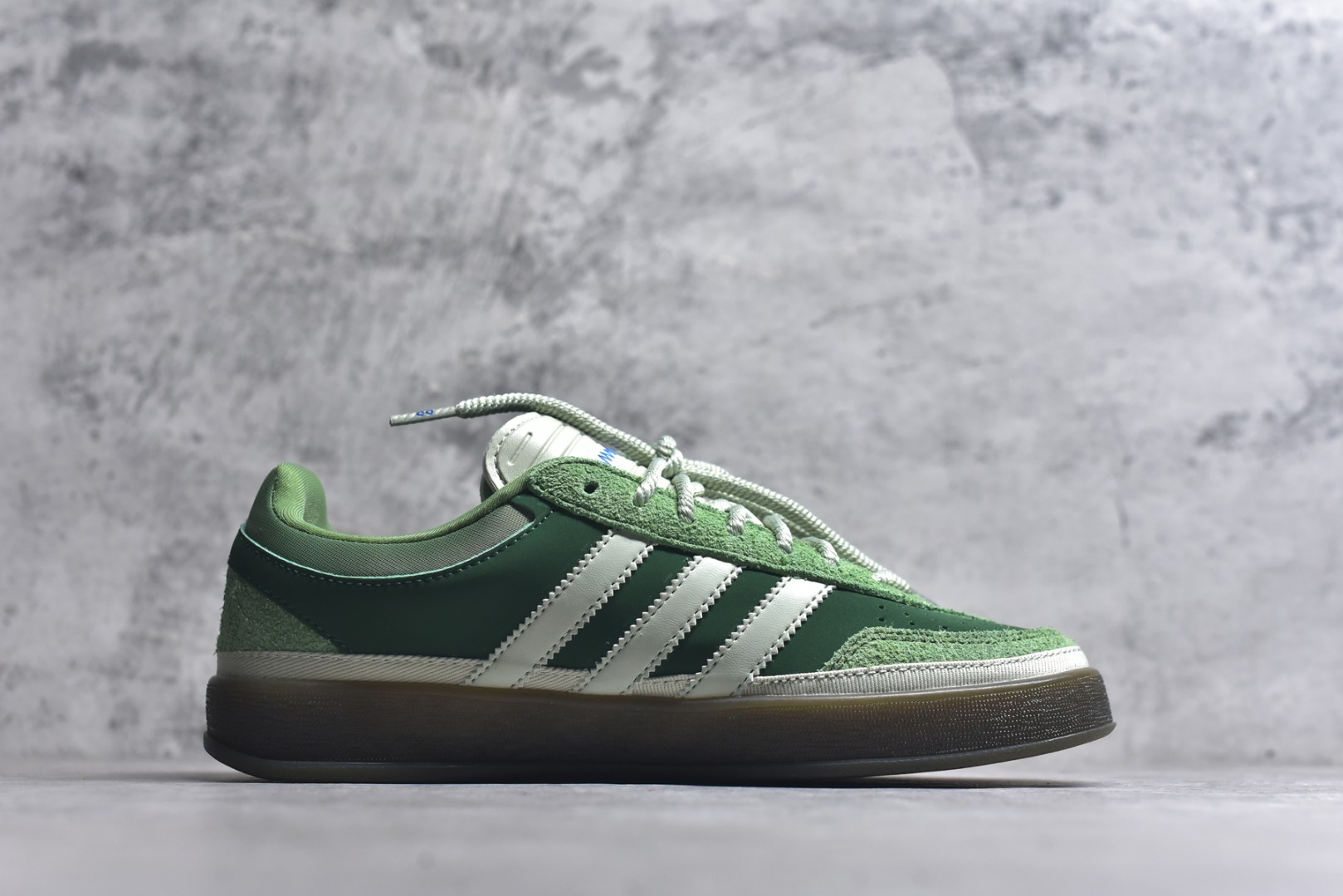 图片[3]-#坏痞兔Bad Bunny x AD Gazelle Indoor Trainers 联名羚羊内训系列低帮复古百搭休闲运动德训风板鞋 JS5049 Bad Bunny本人在杂志拍摄时率先上脚带一波节奏，emm，手上拿的杂志封面还是Kylie，看来前女友和布克重新约会，这位哥也还是没放下啊…回到鞋款本身，整体选择了简约的黑白皮革搭配浅灰色长绒麂皮材质，最后以半透明生胶大底收尾，质感在线。不同于以往联名的调色盘操作，Bad Bunny对Gazelle indoor进行了加宽加厚处理，以及鞋头变形的设计，带来全新的歪头面包鞋型Gazelle。此外，鞋款标签直接呈现在后跟处，鞋侧adidas标识下方还加入了\”benito\”字样，辨识度拉满。尺码：35.5-45-选品中心