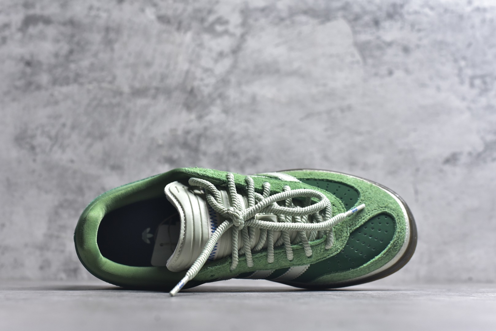 图片[4]-#坏痞兔Bad Bunny x AD Gazelle Indoor Trainers 联名羚羊内训系列低帮复古百搭休闲运动德训风板鞋 JS5049 Bad Bunny本人在杂志拍摄时率先上脚带一波节奏，emm，手上拿的杂志封面还是Kylie，看来前女友和布克重新约会，这位哥也还是没放下啊…回到鞋款本身，整体选择了简约的黑白皮革搭配浅灰色长绒麂皮材质，最后以半透明生胶大底收尾，质感在线。不同于以往联名的调色盘操作，Bad Bunny对Gazelle indoor进行了加宽加厚处理，以及鞋头变形的设计，带来全新的歪头面包鞋型Gazelle。此外，鞋款标签直接呈现在后跟处，鞋侧adidas标识下方还加入了\”benito\”字样，辨识度拉满。尺码：35.5-45-选品中心