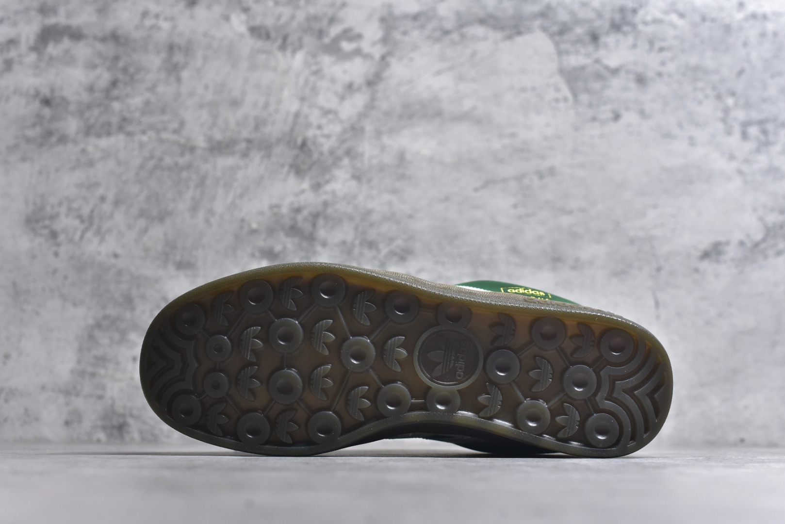 图片[6]-#坏痞兔Bad Bunny x AD Gazelle Indoor Trainers 联名羚羊内训系列低帮复古百搭休闲运动德训风板鞋 JS5049 Bad Bunny本人在杂志拍摄时率先上脚带一波节奏，emm，手上拿的杂志封面还是Kylie，看来前女友和布克重新约会，这位哥也还是没放下啊…回到鞋款本身，整体选择了简约的黑白皮革搭配浅灰色长绒麂皮材质，最后以半透明生胶大底收尾，质感在线。不同于以往联名的调色盘操作，Bad Bunny对Gazelle indoor进行了加宽加厚处理，以及鞋头变形的设计，带来全新的歪头面包鞋型Gazelle。此外，鞋款标签直接呈现在后跟处，鞋侧adidas标识下方还加入了\”benito\”字样，辨识度拉满。尺码：35.5-45-选品中心