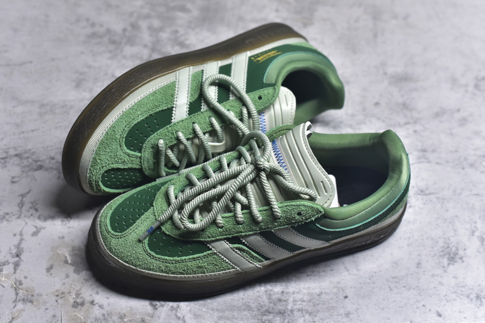 图片[7]-#坏痞兔Bad Bunny x AD Gazelle Indoor Trainers 联名羚羊内训系列低帮复古百搭休闲运动德训风板鞋 JS5049 Bad Bunny本人在杂志拍摄时率先上脚带一波节奏，emm，手上拿的杂志封面还是Kylie，看来前女友和布克重新约会，这位哥也还是没放下啊…回到鞋款本身，整体选择了简约的黑白皮革搭配浅灰色长绒麂皮材质，最后以半透明生胶大底收尾，质感在线。不同于以往联名的调色盘操作，Bad Bunny对Gazelle indoor进行了加宽加厚处理，以及鞋头变形的设计，带来全新的歪头面包鞋型Gazelle。此外，鞋款标签直接呈现在后跟处，鞋侧adidas标识下方还加入了\”benito\”字样，辨识度拉满。尺码：35.5-45-选品中心