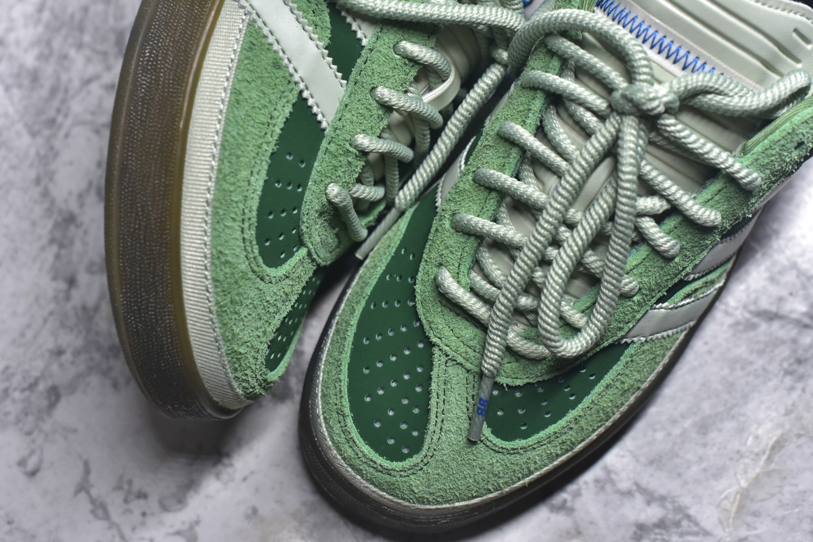 图片[8]-#坏痞兔Bad Bunny x AD Gazelle Indoor Trainers 联名羚羊内训系列低帮复古百搭休闲运动德训风板鞋 JS5049 Bad Bunny本人在杂志拍摄时率先上脚带一波节奏，emm，手上拿的杂志封面还是Kylie，看来前女友和布克重新约会，这位哥也还是没放下啊…回到鞋款本身，整体选择了简约的黑白皮革搭配浅灰色长绒麂皮材质，最后以半透明生胶大底收尾，质感在线。不同于以往联名的调色盘操作，Bad Bunny对Gazelle indoor进行了加宽加厚处理，以及鞋头变形的设计，带来全新的歪头面包鞋型Gazelle。此外，鞋款标签直接呈现在后跟处，鞋侧adidas标识下方还加入了\”benito\”字样，辨识度拉满。尺码：35.5-45-选品中心