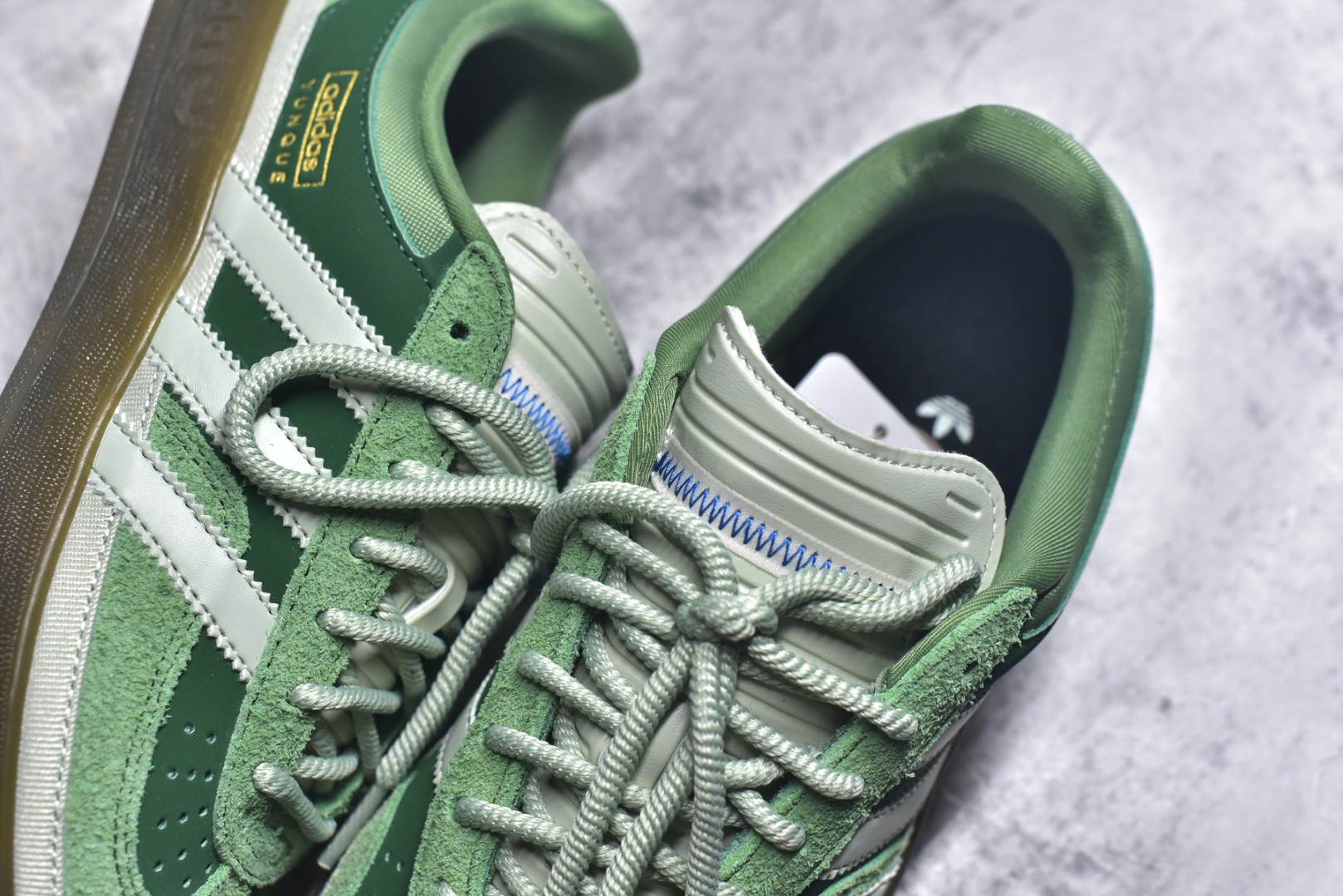 图片[9]-#坏痞兔Bad Bunny x AD Gazelle Indoor Trainers 联名羚羊内训系列低帮复古百搭休闲运动德训风板鞋 JS5049 Bad Bunny本人在杂志拍摄时率先上脚带一波节奏，emm，手上拿的杂志封面还是Kylie，看来前女友和布克重新约会，这位哥也还是没放下啊…回到鞋款本身，整体选择了简约的黑白皮革搭配浅灰色长绒麂皮材质，最后以半透明生胶大底收尾，质感在线。不同于以往联名的调色盘操作，Bad Bunny对Gazelle indoor进行了加宽加厚处理，以及鞋头变形的设计，带来全新的歪头面包鞋型Gazelle。此外，鞋款标签直接呈现在后跟处，鞋侧adidas标识下方还加入了\”benito\”字样，辨识度拉满。尺码：35.5-45-选品中心