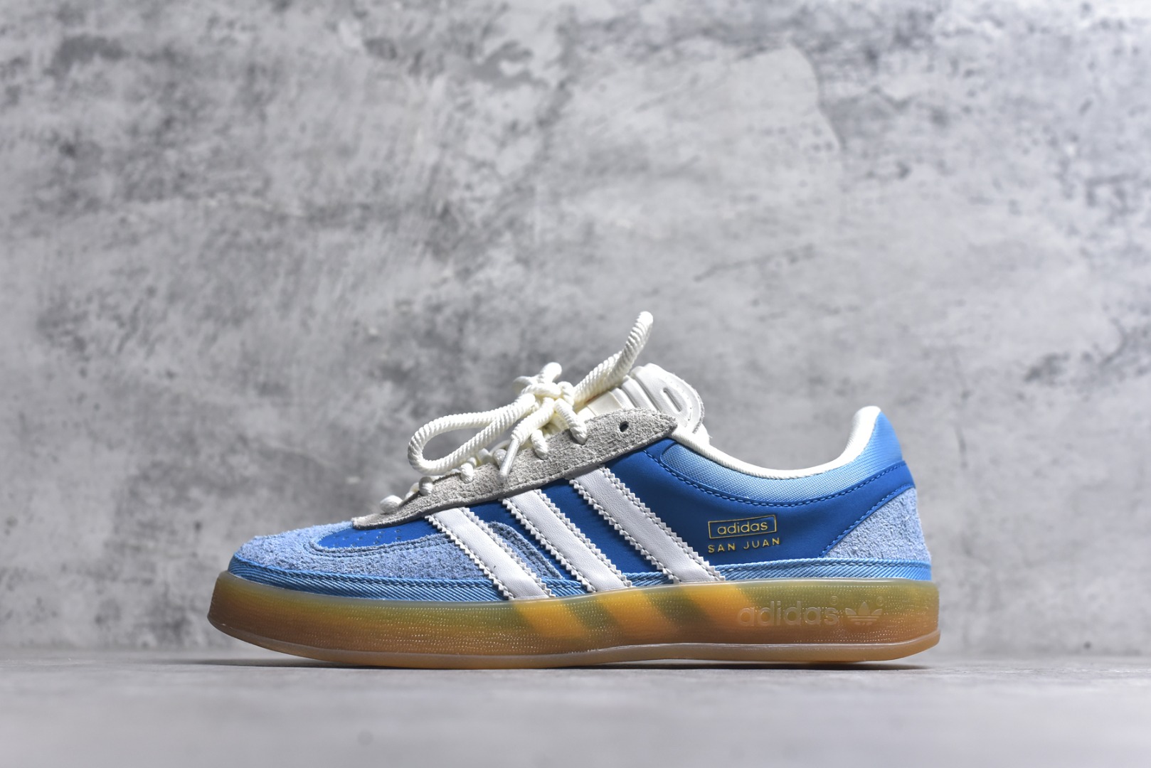 #坏痞兔Bad Bunny x AD Gazelle Indoor Trainers 联名羚羊内训系列低帮复古百搭休闲运动德训风板鞋 IF9734 Bad Bunny本人在杂志拍摄时率先上脚带一波节奏，emm，手上拿的杂志封面还是Kylie，看来前女友和布克重新约会，这位哥也还是没放下啊...回到鞋款本身，整体选择了简约的黑白皮革搭配浅灰色长绒麂皮材质，最后以半透明生胶大底收尾，质感在线。不同于以往联名的调色盘操作，Bad Bunny对Gazelle indoor进行了加宽加厚处理，以及鞋头变形的设计，带来全新的歪头面包鞋型Gazelle。此外，鞋款标签直接呈现在后跟处，鞋侧adidas标识下方还加入了\