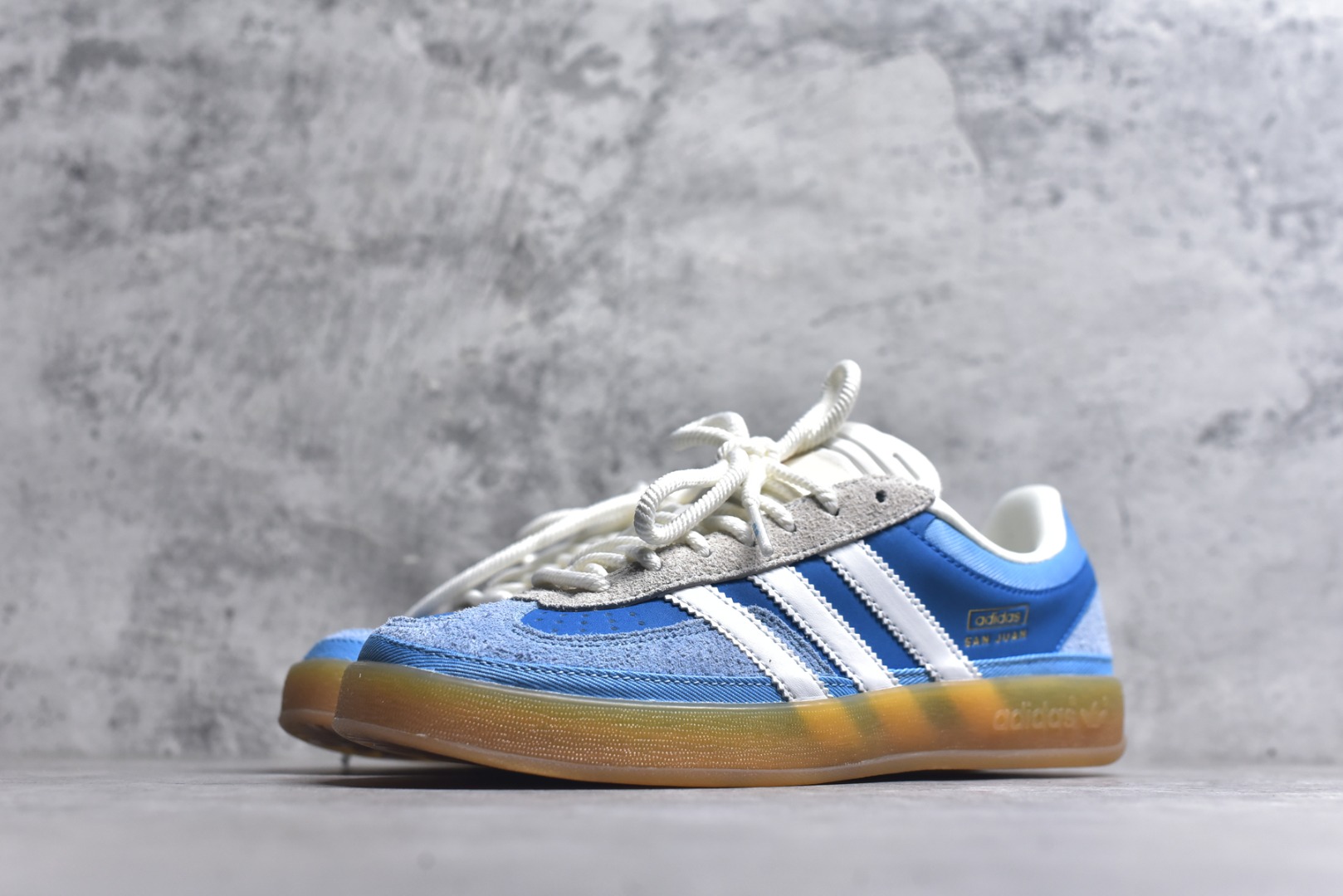 图片[2]-#坏痞兔Bad Bunny x AD Gazelle Indoor Trainers 联名羚羊内训系列低帮复古百搭休闲运动德训风板鞋 IF9734 Bad Bunny本人在杂志拍摄时率先上脚带一波节奏，emm，手上拿的杂志封面还是Kylie，看来前女友和布克重新约会，这位哥也还是没放下啊…回到鞋款本身，整体选择了简约的黑白皮革搭配浅灰色长绒麂皮材质，最后以半透明生胶大底收尾，质感在线。不同于以往联名的调色盘操作，Bad Bunny对Gazelle indoor进行了加宽加厚处理，以及鞋头变形的设计，带来全新的歪头面包鞋型Gazelle。此外，鞋款标签直接呈现在后跟处，鞋侧adidas标识下方还加入了\”benito\”字样，辨识度拉满。尺码：35.5-45-选品中心