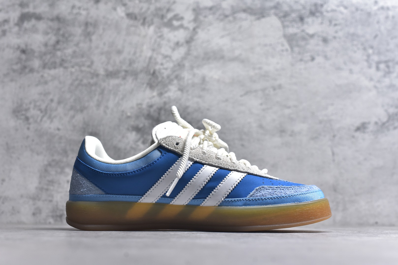 图片[3]-#坏痞兔Bad Bunny x AD Gazelle Indoor Trainers 联名羚羊内训系列低帮复古百搭休闲运动德训风板鞋 IF9734 Bad Bunny本人在杂志拍摄时率先上脚带一波节奏，emm，手上拿的杂志封面还是Kylie，看来前女友和布克重新约会，这位哥也还是没放下啊…回到鞋款本身，整体选择了简约的黑白皮革搭配浅灰色长绒麂皮材质，最后以半透明生胶大底收尾，质感在线。不同于以往联名的调色盘操作，Bad Bunny对Gazelle indoor进行了加宽加厚处理，以及鞋头变形的设计，带来全新的歪头面包鞋型Gazelle。此外，鞋款标签直接呈现在后跟处，鞋侧adidas标识下方还加入了\”benito\”字样，辨识度拉满。尺码：35.5-45-选品中心