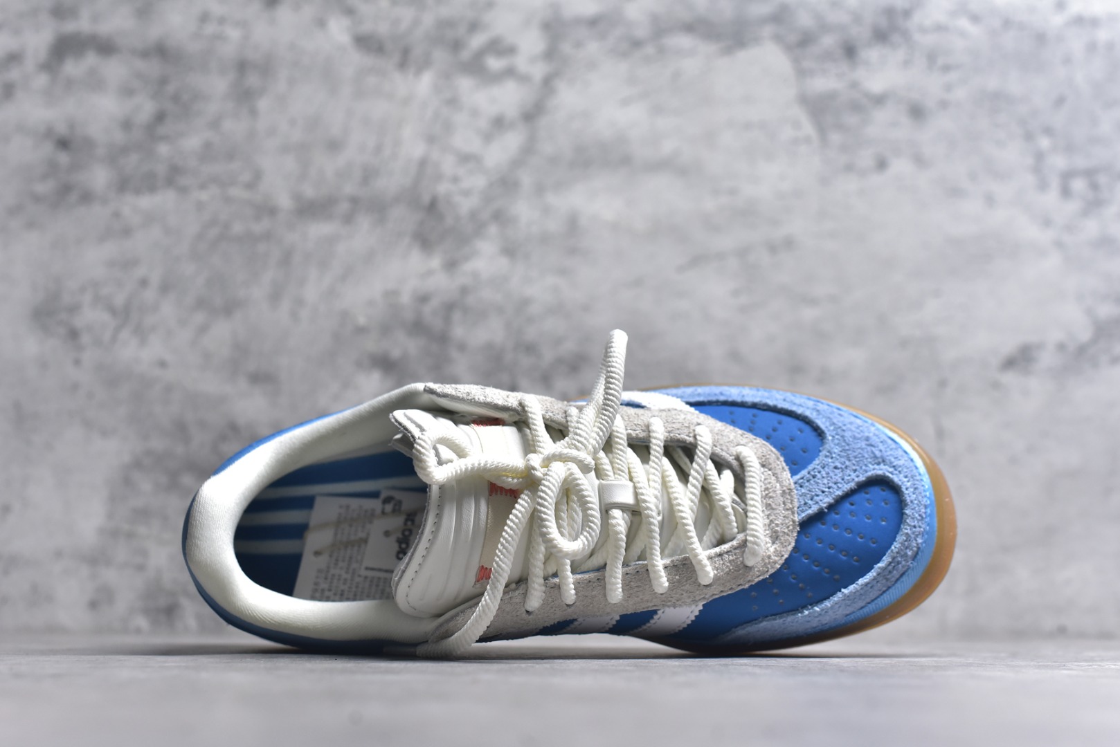 图片[4]-#坏痞兔Bad Bunny x AD Gazelle Indoor Trainers 联名羚羊内训系列低帮复古百搭休闲运动德训风板鞋 IF9734 Bad Bunny本人在杂志拍摄时率先上脚带一波节奏，emm，手上拿的杂志封面还是Kylie，看来前女友和布克重新约会，这位哥也还是没放下啊…回到鞋款本身，整体选择了简约的黑白皮革搭配浅灰色长绒麂皮材质，最后以半透明生胶大底收尾，质感在线。不同于以往联名的调色盘操作，Bad Bunny对Gazelle indoor进行了加宽加厚处理，以及鞋头变形的设计，带来全新的歪头面包鞋型Gazelle。此外，鞋款标签直接呈现在后跟处，鞋侧adidas标识下方还加入了\”benito\”字样，辨识度拉满。尺码：35.5-45-选品中心