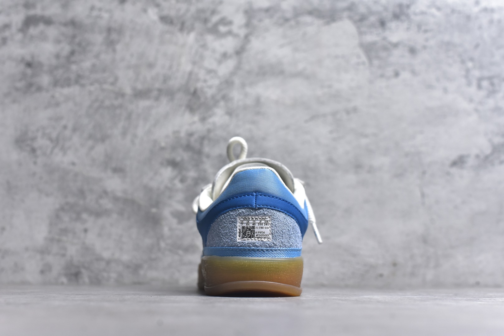 图片[5]-#坏痞兔Bad Bunny x AD Gazelle Indoor Trainers 联名羚羊内训系列低帮复古百搭休闲运动德训风板鞋 IF9734 Bad Bunny本人在杂志拍摄时率先上脚带一波节奏，emm，手上拿的杂志封面还是Kylie，看来前女友和布克重新约会，这位哥也还是没放下啊…回到鞋款本身，整体选择了简约的黑白皮革搭配浅灰色长绒麂皮材质，最后以半透明生胶大底收尾，质感在线。不同于以往联名的调色盘操作，Bad Bunny对Gazelle indoor进行了加宽加厚处理，以及鞋头变形的设计，带来全新的歪头面包鞋型Gazelle。此外，鞋款标签直接呈现在后跟处，鞋侧adidas标识下方还加入了\”benito\”字样，辨识度拉满。尺码：35.5-45-选品中心