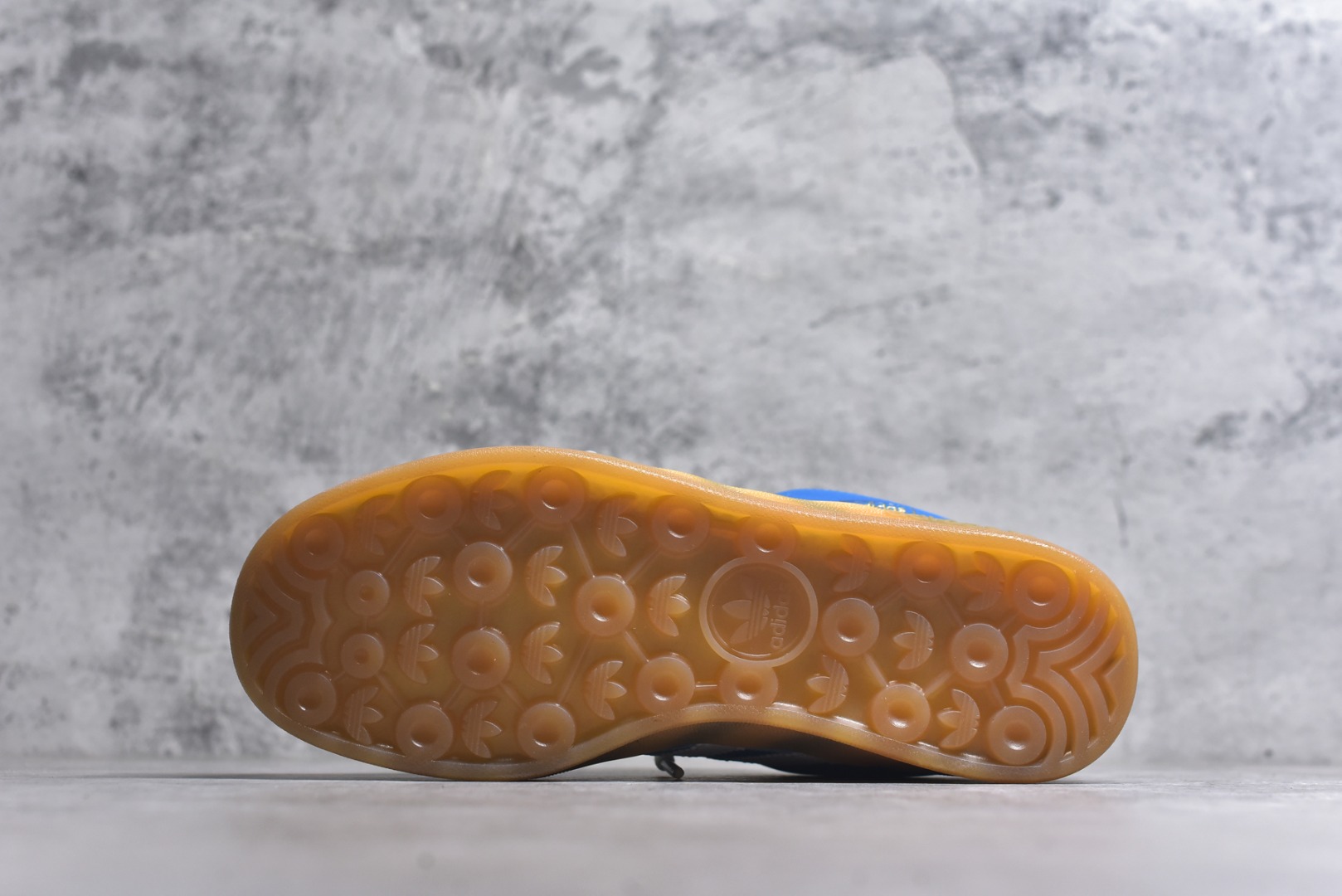 图片[6]-#坏痞兔Bad Bunny x AD Gazelle Indoor Trainers 联名羚羊内训系列低帮复古百搭休闲运动德训风板鞋 IF9734 Bad Bunny本人在杂志拍摄时率先上脚带一波节奏，emm，手上拿的杂志封面还是Kylie，看来前女友和布克重新约会，这位哥也还是没放下啊…回到鞋款本身，整体选择了简约的黑白皮革搭配浅灰色长绒麂皮材质，最后以半透明生胶大底收尾，质感在线。不同于以往联名的调色盘操作，Bad Bunny对Gazelle indoor进行了加宽加厚处理，以及鞋头变形的设计，带来全新的歪头面包鞋型Gazelle。此外，鞋款标签直接呈现在后跟处，鞋侧adidas标识下方还加入了\”benito\”字样，辨识度拉满。尺码：35.5-45-选品中心