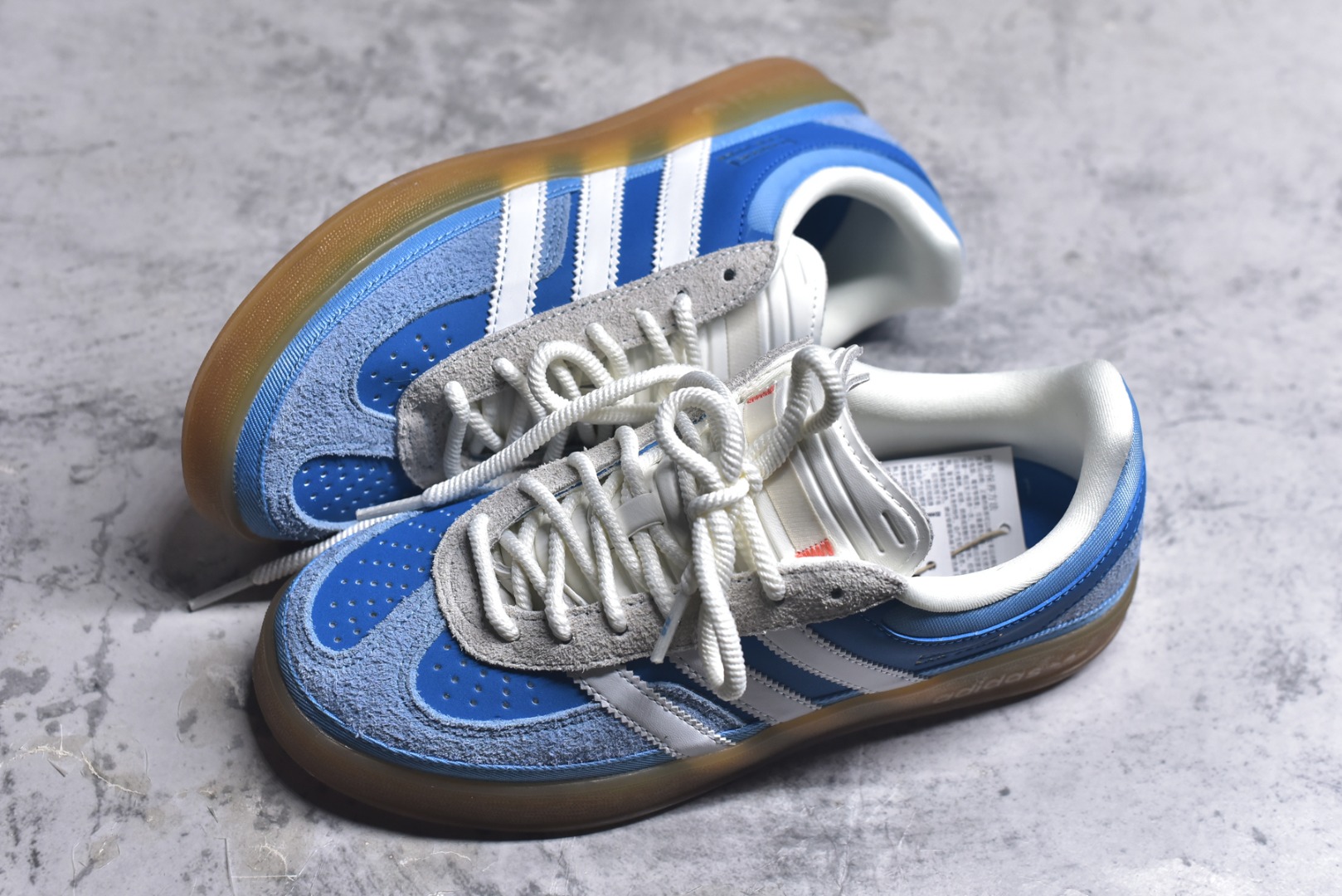 图片[7]-#坏痞兔Bad Bunny x AD Gazelle Indoor Trainers 联名羚羊内训系列低帮复古百搭休闲运动德训风板鞋 IF9734 Bad Bunny本人在杂志拍摄时率先上脚带一波节奏，emm，手上拿的杂志封面还是Kylie，看来前女友和布克重新约会，这位哥也还是没放下啊…回到鞋款本身，整体选择了简约的黑白皮革搭配浅灰色长绒麂皮材质，最后以半透明生胶大底收尾，质感在线。不同于以往联名的调色盘操作，Bad Bunny对Gazelle indoor进行了加宽加厚处理，以及鞋头变形的设计，带来全新的歪头面包鞋型Gazelle。此外，鞋款标签直接呈现在后跟处，鞋侧adidas标识下方还加入了\”benito\”字样，辨识度拉满。尺码：35.5-45-选品中心