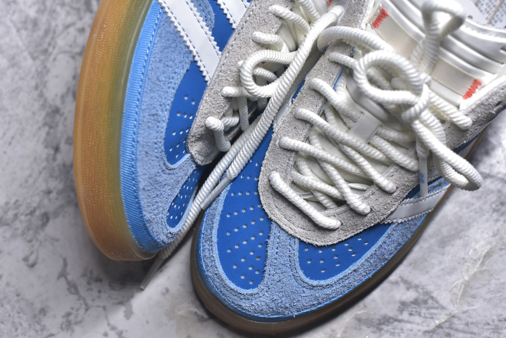 图片[8]-#坏痞兔Bad Bunny x AD Gazelle Indoor Trainers 联名羚羊内训系列低帮复古百搭休闲运动德训风板鞋 IF9734 Bad Bunny本人在杂志拍摄时率先上脚带一波节奏，emm，手上拿的杂志封面还是Kylie，看来前女友和布克重新约会，这位哥也还是没放下啊…回到鞋款本身，整体选择了简约的黑白皮革搭配浅灰色长绒麂皮材质，最后以半透明生胶大底收尾，质感在线。不同于以往联名的调色盘操作，Bad Bunny对Gazelle indoor进行了加宽加厚处理，以及鞋头变形的设计，带来全新的歪头面包鞋型Gazelle。此外，鞋款标签直接呈现在后跟处，鞋侧adidas标识下方还加入了\”benito\”字样，辨识度拉满。尺码：35.5-45-选品中心