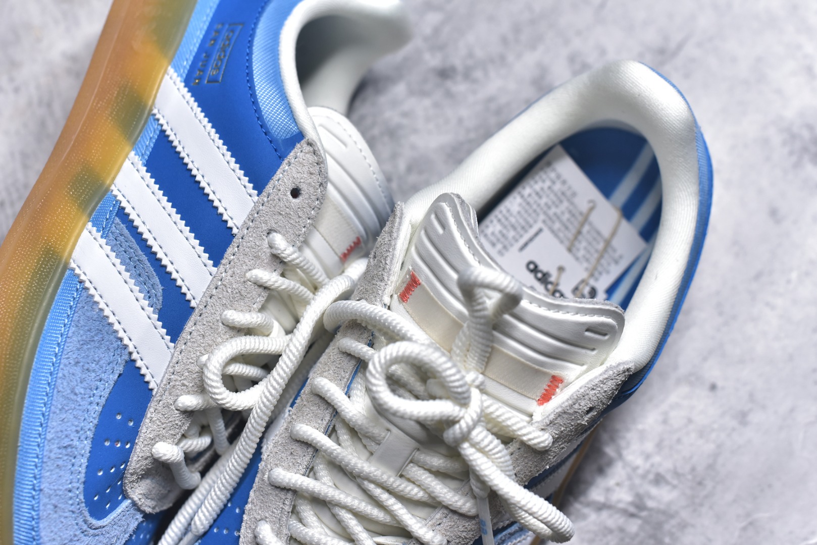 图片[9]-#坏痞兔Bad Bunny x AD Gazelle Indoor Trainers 联名羚羊内训系列低帮复古百搭休闲运动德训风板鞋 IF9734 Bad Bunny本人在杂志拍摄时率先上脚带一波节奏，emm，手上拿的杂志封面还是Kylie，看来前女友和布克重新约会，这位哥也还是没放下啊…回到鞋款本身，整体选择了简约的黑白皮革搭配浅灰色长绒麂皮材质，最后以半透明生胶大底收尾，质感在线。不同于以往联名的调色盘操作，Bad Bunny对Gazelle indoor进行了加宽加厚处理，以及鞋头变形的设计，带来全新的歪头面包鞋型Gazelle。此外，鞋款标签直接呈现在后跟处，鞋侧adidas标识下方还加入了\”benito\”字样，辨识度拉满。尺码：35.5-45-选品中心