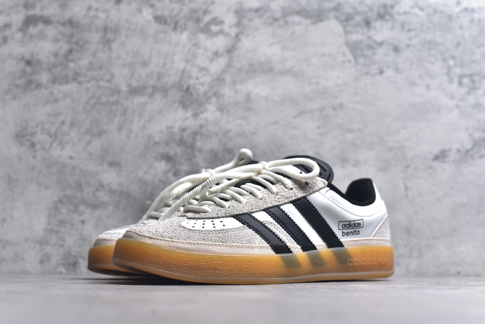 图片[2]-#坏痞兔Bad Bunny x AD Gazelle Indoor Trainers 联名羚羊内训系列低帮复古百搭休闲运动德训风板鞋 IF9735 Bad Bunny本人在杂志拍摄时率先上脚带一波节奏，emm，手上拿的杂志封面还是Kylie，看来前女友和布克重新约会，这位哥也还是没放下啊…回到鞋款本身，整体选择了简约的黑白皮革搭配浅灰色长绒麂皮材质，最后以半透明生胶大底收尾，质感在线。不同于以往联名的调色盘操作，Bad Bunny对Gazelle indoor进行了加宽加厚处理，以及鞋头变形的设计，带来全新的歪头面包鞋型Gazelle。此外，鞋款标签直接呈现在后跟处，鞋侧adidas标识下方还加入了\”benito\”字样，辨识度拉满。尺码：35.5-45-选品中心