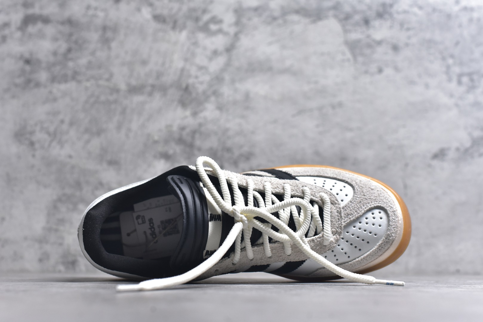 图片[4]-#坏痞兔Bad Bunny x AD Gazelle Indoor Trainers 联名羚羊内训系列低帮复古百搭休闲运动德训风板鞋 IF9735 Bad Bunny本人在杂志拍摄时率先上脚带一波节奏，emm，手上拿的杂志封面还是Kylie，看来前女友和布克重新约会，这位哥也还是没放下啊…回到鞋款本身，整体选择了简约的黑白皮革搭配浅灰色长绒麂皮材质，最后以半透明生胶大底收尾，质感在线。不同于以往联名的调色盘操作，Bad Bunny对Gazelle indoor进行了加宽加厚处理，以及鞋头变形的设计，带来全新的歪头面包鞋型Gazelle。此外，鞋款标签直接呈现在后跟处，鞋侧adidas标识下方还加入了\”benito\”字样，辨识度拉满。尺码：35.5-45-选品中心