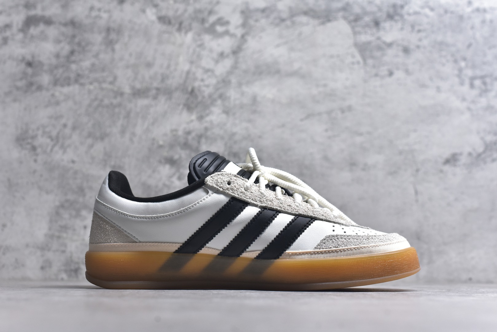 图片[3]-#坏痞兔Bad Bunny x AD Gazelle Indoor Trainers 联名羚羊内训系列低帮复古百搭休闲运动德训风板鞋 IF9735 Bad Bunny本人在杂志拍摄时率先上脚带一波节奏，emm，手上拿的杂志封面还是Kylie，看来前女友和布克重新约会，这位哥也还是没放下啊…回到鞋款本身，整体选择了简约的黑白皮革搭配浅灰色长绒麂皮材质，最后以半透明生胶大底收尾，质感在线。不同于以往联名的调色盘操作，Bad Bunny对Gazelle indoor进行了加宽加厚处理，以及鞋头变形的设计，带来全新的歪头面包鞋型Gazelle。此外，鞋款标签直接呈现在后跟处，鞋侧adidas标识下方还加入了\”benito\”字样，辨识度拉满。尺码：35.5-45-选品中心