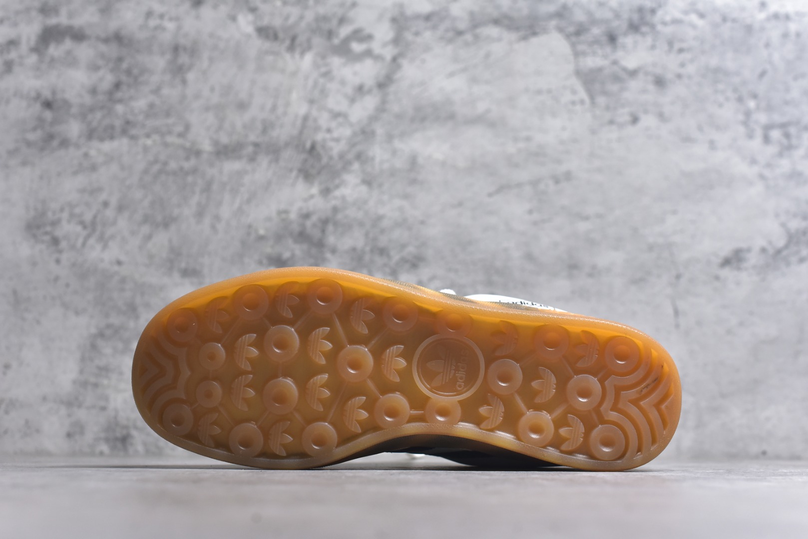 图片[6]-#坏痞兔Bad Bunny x AD Gazelle Indoor Trainers 联名羚羊内训系列低帮复古百搭休闲运动德训风板鞋 IF9735 Bad Bunny本人在杂志拍摄时率先上脚带一波节奏，emm，手上拿的杂志封面还是Kylie，看来前女友和布克重新约会，这位哥也还是没放下啊…回到鞋款本身，整体选择了简约的黑白皮革搭配浅灰色长绒麂皮材质，最后以半透明生胶大底收尾，质感在线。不同于以往联名的调色盘操作，Bad Bunny对Gazelle indoor进行了加宽加厚处理，以及鞋头变形的设计，带来全新的歪头面包鞋型Gazelle。此外，鞋款标签直接呈现在后跟处，鞋侧adidas标识下方还加入了\”benito\”字样，辨识度拉满。尺码：35.5-45-选品中心