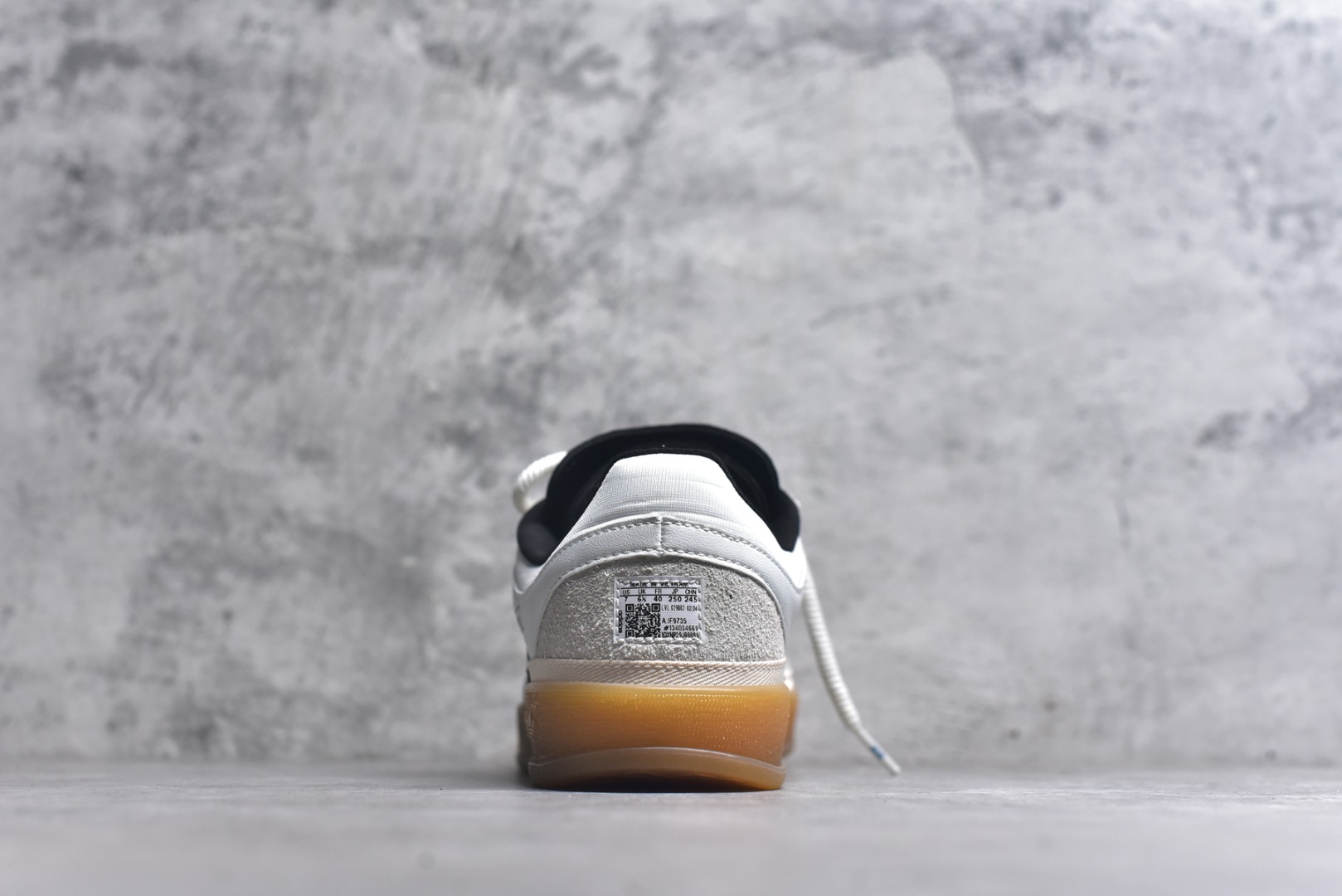 图片[5]-#坏痞兔Bad Bunny x AD Gazelle Indoor Trainers 联名羚羊内训系列低帮复古百搭休闲运动德训风板鞋 IF9735 Bad Bunny本人在杂志拍摄时率先上脚带一波节奏，emm，手上拿的杂志封面还是Kylie，看来前女友和布克重新约会，这位哥也还是没放下啊…回到鞋款本身，整体选择了简约的黑白皮革搭配浅灰色长绒麂皮材质，最后以半透明生胶大底收尾，质感在线。不同于以往联名的调色盘操作，Bad Bunny对Gazelle indoor进行了加宽加厚处理，以及鞋头变形的设计，带来全新的歪头面包鞋型Gazelle。此外，鞋款标签直接呈现在后跟处，鞋侧adidas标识下方还加入了\”benito\”字样，辨识度拉满。尺码：35.5-45-选品中心