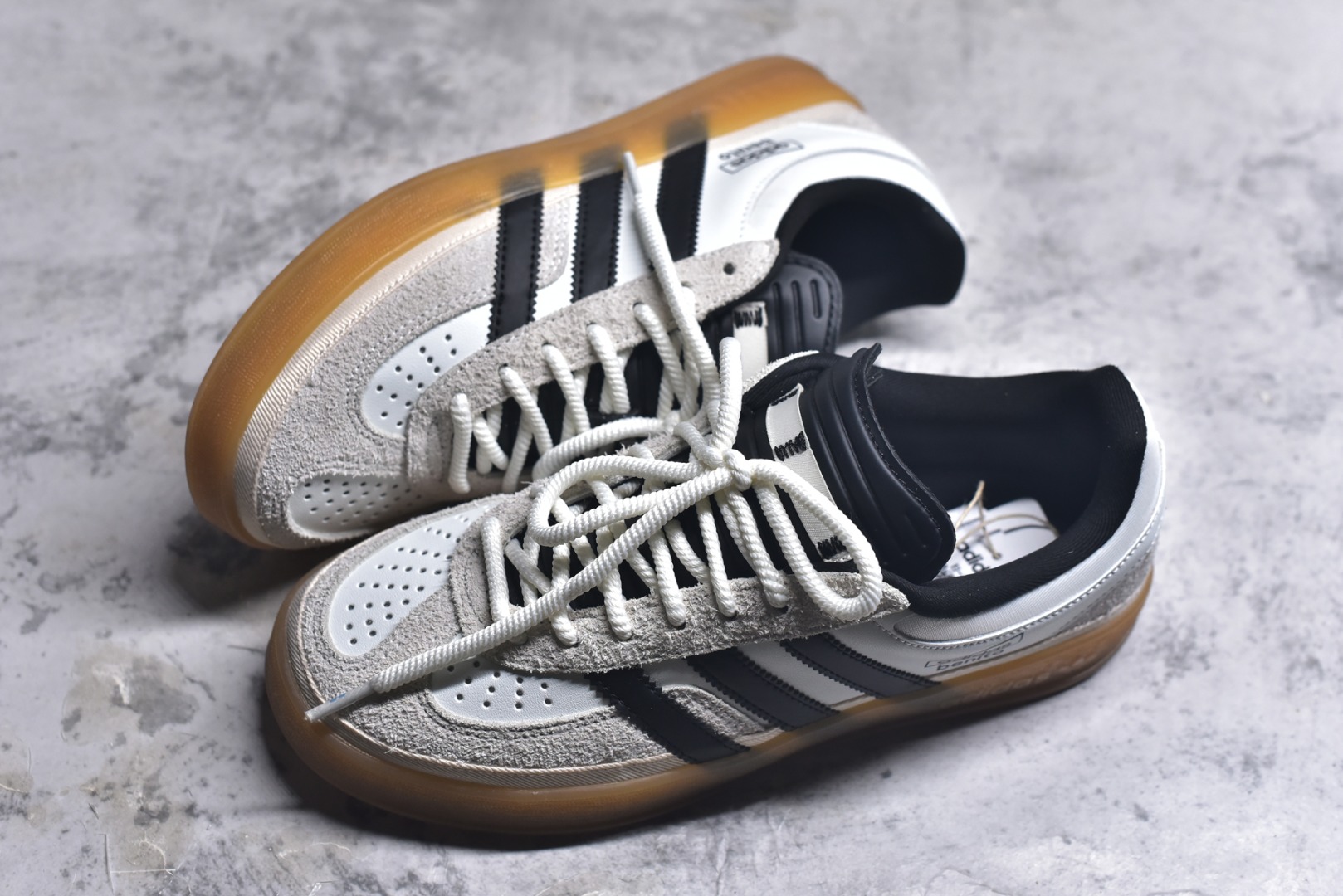 图片[7]-#坏痞兔Bad Bunny x AD Gazelle Indoor Trainers 联名羚羊内训系列低帮复古百搭休闲运动德训风板鞋 IF9735 Bad Bunny本人在杂志拍摄时率先上脚带一波节奏，emm，手上拿的杂志封面还是Kylie，看来前女友和布克重新约会，这位哥也还是没放下啊…回到鞋款本身，整体选择了简约的黑白皮革搭配浅灰色长绒麂皮材质，最后以半透明生胶大底收尾，质感在线。不同于以往联名的调色盘操作，Bad Bunny对Gazelle indoor进行了加宽加厚处理，以及鞋头变形的设计，带来全新的歪头面包鞋型Gazelle。此外，鞋款标签直接呈现在后跟处，鞋侧adidas标识下方还加入了\”benito\”字样，辨识度拉满。尺码：35.5-45-选品中心