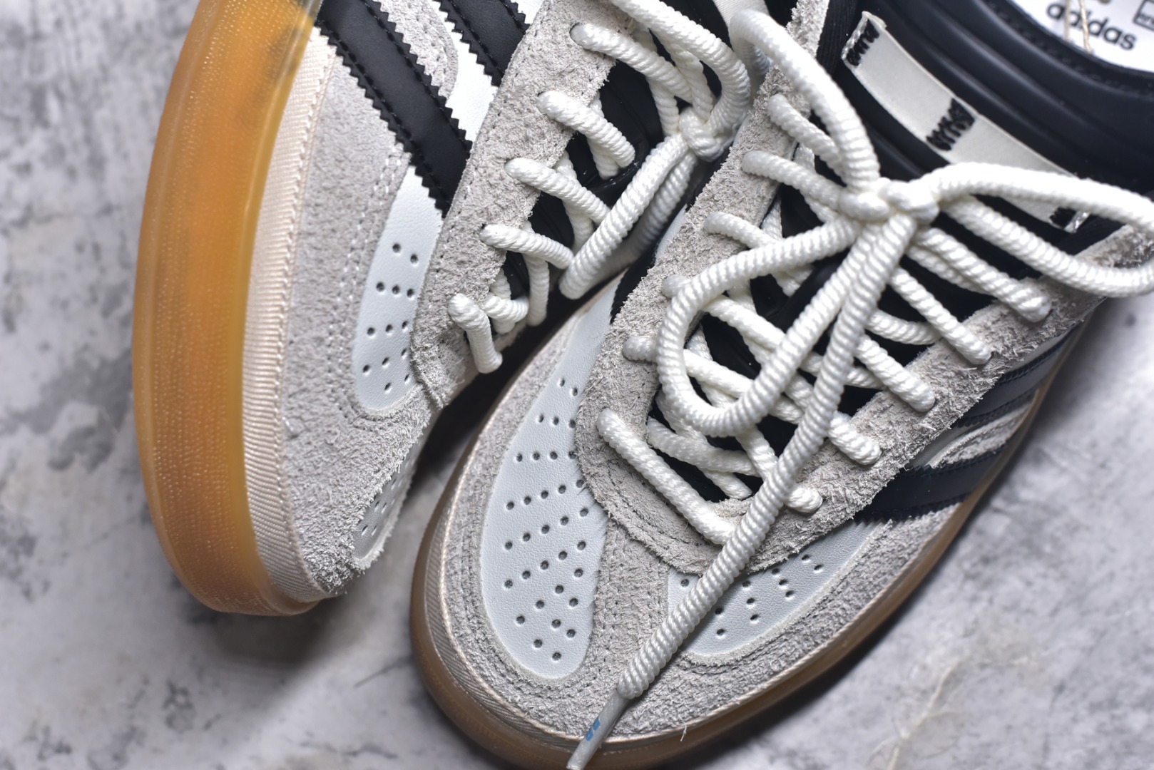 图片[8]-#坏痞兔Bad Bunny x AD Gazelle Indoor Trainers 联名羚羊内训系列低帮复古百搭休闲运动德训风板鞋 IF9735 Bad Bunny本人在杂志拍摄时率先上脚带一波节奏，emm，手上拿的杂志封面还是Kylie，看来前女友和布克重新约会，这位哥也还是没放下啊…回到鞋款本身，整体选择了简约的黑白皮革搭配浅灰色长绒麂皮材质，最后以半透明生胶大底收尾，质感在线。不同于以往联名的调色盘操作，Bad Bunny对Gazelle indoor进行了加宽加厚处理，以及鞋头变形的设计，带来全新的歪头面包鞋型Gazelle。此外，鞋款标签直接呈现在后跟处，鞋侧adidas标识下方还加入了\”benito\”字样，辨识度拉满。尺码：35.5-45-选品中心