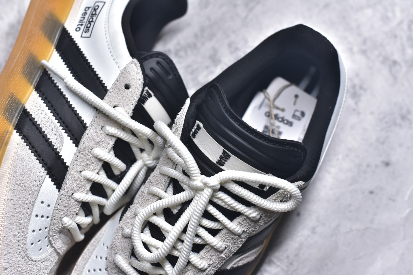 图片[9]-#坏痞兔Bad Bunny x AD Gazelle Indoor Trainers 联名羚羊内训系列低帮复古百搭休闲运动德训风板鞋 IF9735 Bad Bunny本人在杂志拍摄时率先上脚带一波节奏，emm，手上拿的杂志封面还是Kylie，看来前女友和布克重新约会，这位哥也还是没放下啊…回到鞋款本身，整体选择了简约的黑白皮革搭配浅灰色长绒麂皮材质，最后以半透明生胶大底收尾，质感在线。不同于以往联名的调色盘操作，Bad Bunny对Gazelle indoor进行了加宽加厚处理，以及鞋头变形的设计，带来全新的歪头面包鞋型Gazelle。此外，鞋款标签直接呈现在后跟处，鞋侧adidas标识下方还加入了\”benito\”字样，辨识度拉满。尺码：35.5-45-选品中心