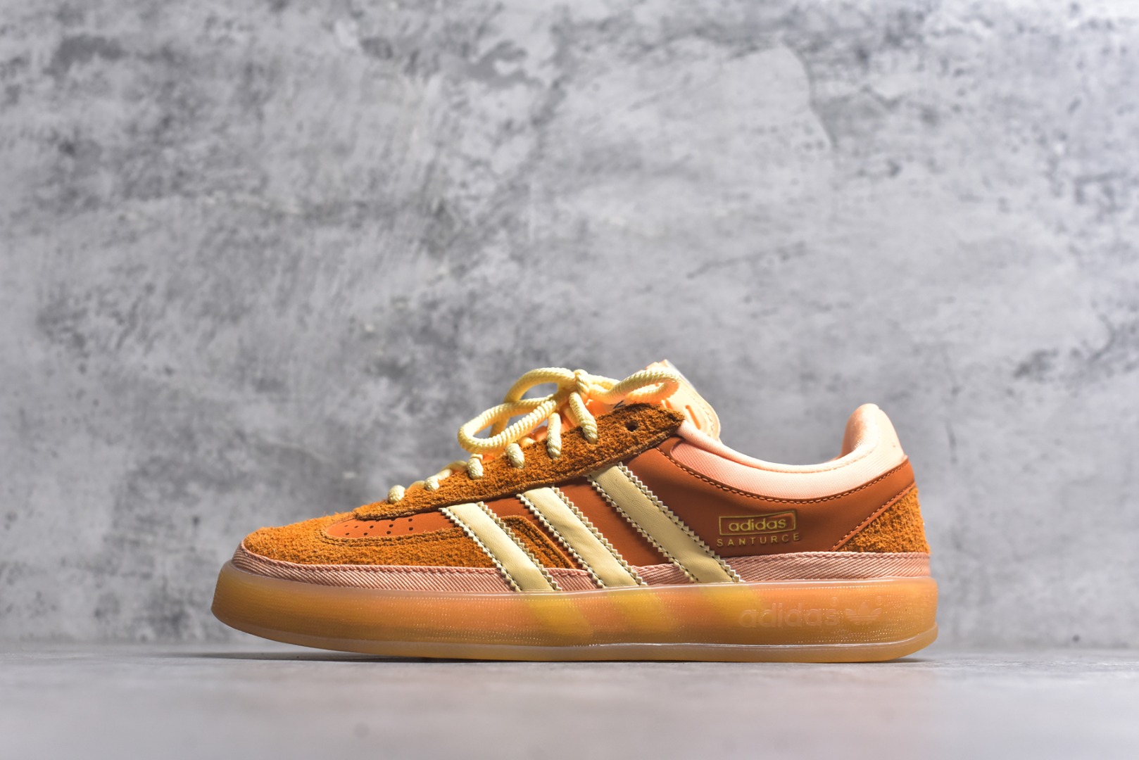 #坏痞兔Bad Bunny x AD Gazelle Indoor Trainers 联名羚羊内训系列低帮复古百搭休闲运动德训风板鞋 JS5050 Bad Bunny本人在杂志拍摄时率先上脚带一波节奏，emm，手上拿的杂志封面还是Kylie，看来前女友和布克重新约会，这位哥也还是没放下啊...回到鞋款本身，整体选择了简约的黑白皮革搭配浅灰色长绒麂皮材质，最后以半透明生胶大底收尾，质感在线。不同于以往联名的调色盘操作，Bad Bunny对Gazelle indoor进行了加宽加厚处理，以及鞋头变形的设计，带来全新的歪头面包鞋型Gazelle。此外，鞋款标签直接呈现在后跟处，鞋侧adidas标识下方还加入了\