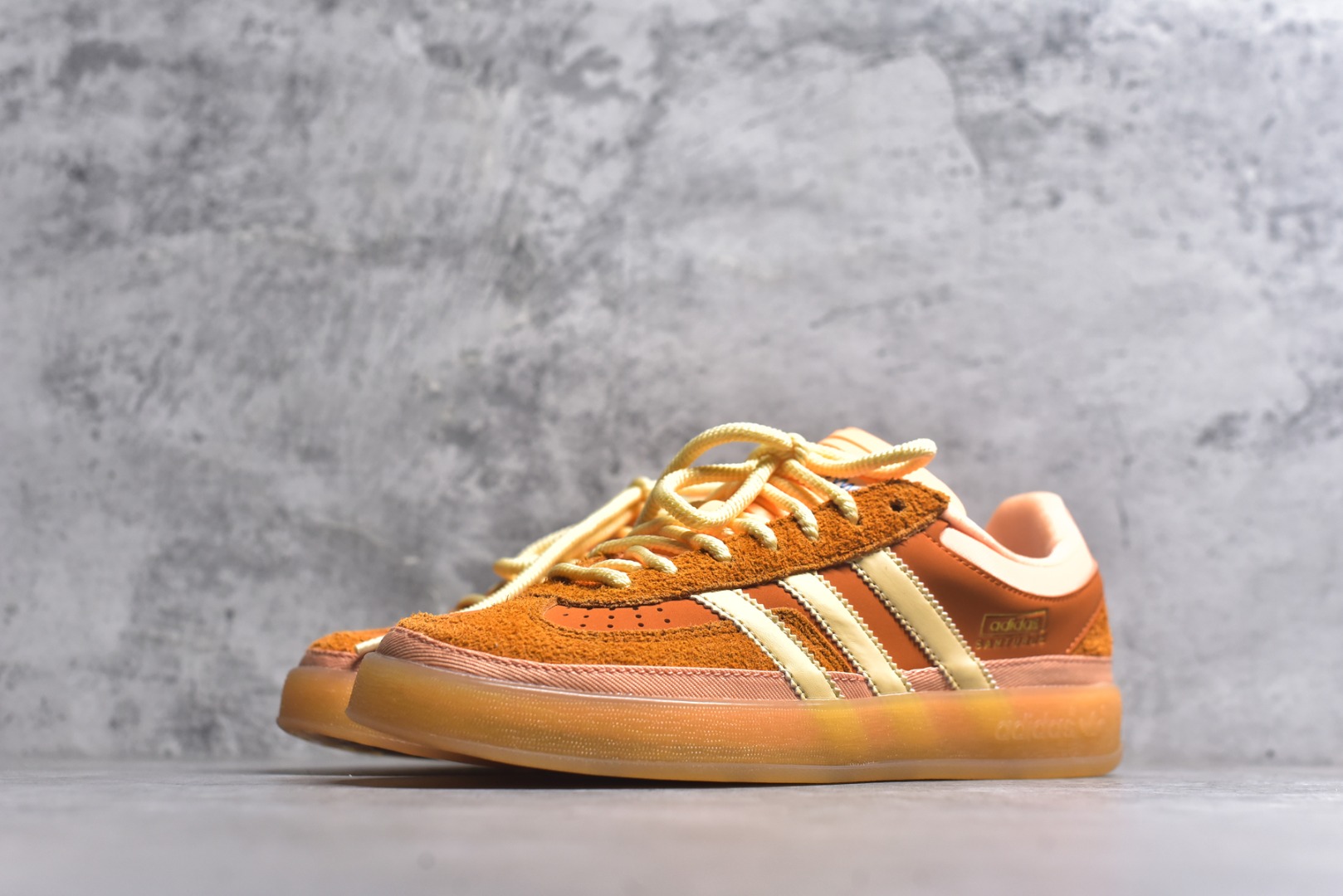 图片[2]-#坏痞兔Bad Bunny x AD Gazelle Indoor Trainers 联名羚羊内训系列低帮复古百搭休闲运动德训风板鞋 JS5050 Bad Bunny本人在杂志拍摄时率先上脚带一波节奏，emm，手上拿的杂志封面还是Kylie，看来前女友和布克重新约会，这位哥也还是没放下啊…回到鞋款本身，整体选择了简约的黑白皮革搭配浅灰色长绒麂皮材质，最后以半透明生胶大底收尾，质感在线。不同于以往联名的调色盘操作，Bad Bunny对Gazelle indoor进行了加宽加厚处理，以及鞋头变形的设计，带来全新的歪头面包鞋型Gazelle。此外，鞋款标签直接呈现在后跟处，鞋侧adidas标识下方还加入了\”benito\”字样，辨识度拉满。尺码：35.5-45-选品中心