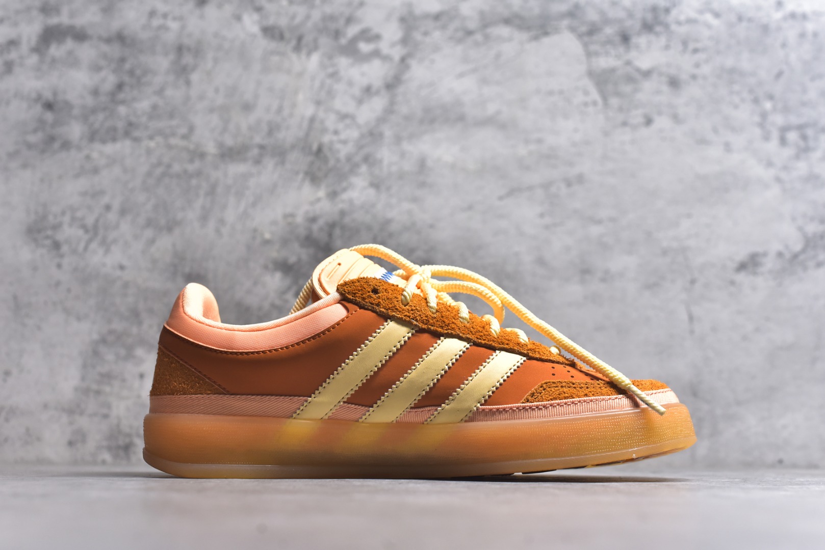 图片[3]-#坏痞兔Bad Bunny x AD Gazelle Indoor Trainers 联名羚羊内训系列低帮复古百搭休闲运动德训风板鞋 JS5050 Bad Bunny本人在杂志拍摄时率先上脚带一波节奏，emm，手上拿的杂志封面还是Kylie，看来前女友和布克重新约会，这位哥也还是没放下啊…回到鞋款本身，整体选择了简约的黑白皮革搭配浅灰色长绒麂皮材质，最后以半透明生胶大底收尾，质感在线。不同于以往联名的调色盘操作，Bad Bunny对Gazelle indoor进行了加宽加厚处理，以及鞋头变形的设计，带来全新的歪头面包鞋型Gazelle。此外，鞋款标签直接呈现在后跟处，鞋侧adidas标识下方还加入了\”benito\”字样，辨识度拉满。尺码：35.5-45-选品中心