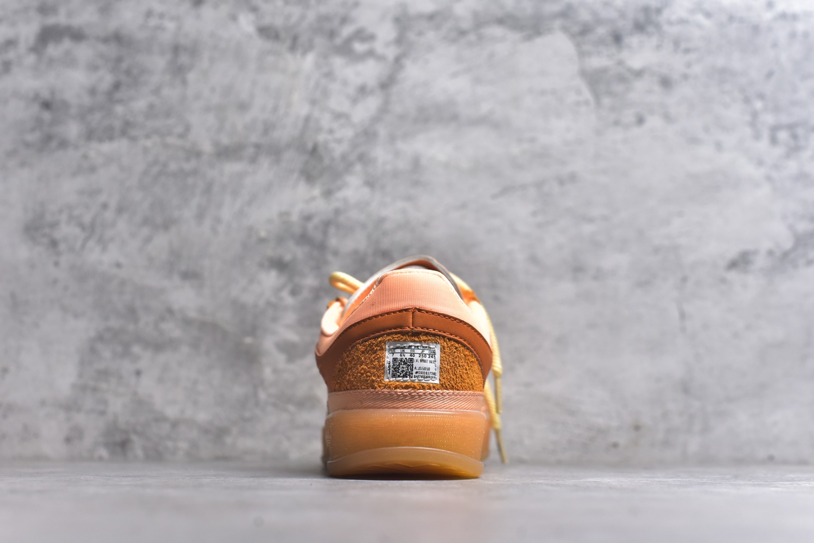 图片[5]-#坏痞兔Bad Bunny x AD Gazelle Indoor Trainers 联名羚羊内训系列低帮复古百搭休闲运动德训风板鞋 JS5050 Bad Bunny本人在杂志拍摄时率先上脚带一波节奏，emm，手上拿的杂志封面还是Kylie，看来前女友和布克重新约会，这位哥也还是没放下啊…回到鞋款本身，整体选择了简约的黑白皮革搭配浅灰色长绒麂皮材质，最后以半透明生胶大底收尾，质感在线。不同于以往联名的调色盘操作，Bad Bunny对Gazelle indoor进行了加宽加厚处理，以及鞋头变形的设计，带来全新的歪头面包鞋型Gazelle。此外，鞋款标签直接呈现在后跟处，鞋侧adidas标识下方还加入了\”benito\”字样，辨识度拉满。尺码：35.5-45-选品中心