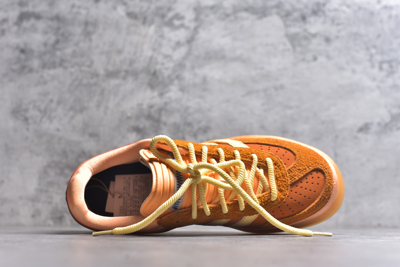 图片[4]-#坏痞兔Bad Bunny x AD Gazelle Indoor Trainers 联名羚羊内训系列低帮复古百搭休闲运动德训风板鞋 JS5050 Bad Bunny本人在杂志拍摄时率先上脚带一波节奏，emm，手上拿的杂志封面还是Kylie，看来前女友和布克重新约会，这位哥也还是没放下啊…回到鞋款本身，整体选择了简约的黑白皮革搭配浅灰色长绒麂皮材质，最后以半透明生胶大底收尾，质感在线。不同于以往联名的调色盘操作，Bad Bunny对Gazelle indoor进行了加宽加厚处理，以及鞋头变形的设计，带来全新的歪头面包鞋型Gazelle。此外，鞋款标签直接呈现在后跟处，鞋侧adidas标识下方还加入了\”benito\”字样，辨识度拉满。尺码：35.5-45-选品中心