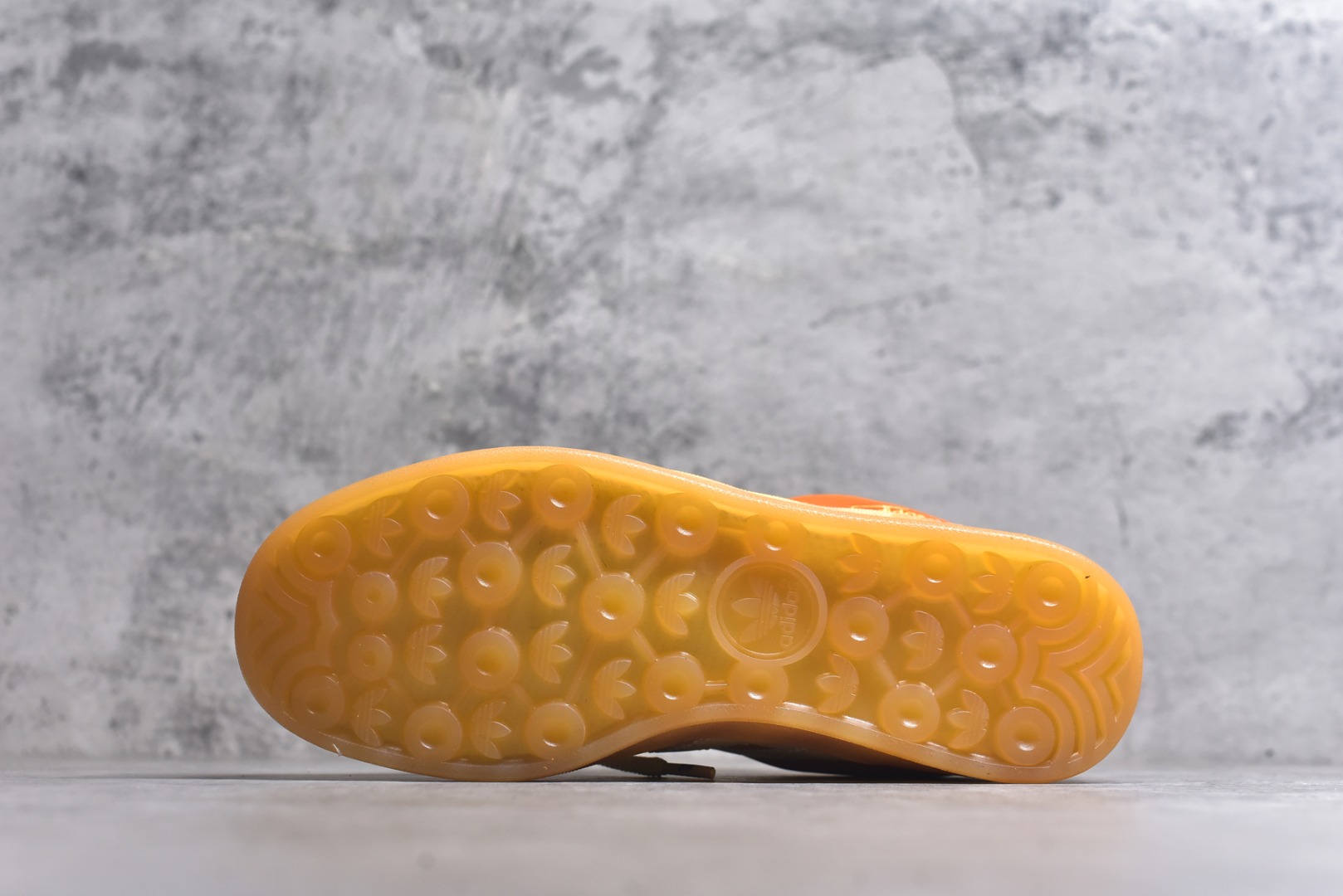 图片[6]-#坏痞兔Bad Bunny x AD Gazelle Indoor Trainers 联名羚羊内训系列低帮复古百搭休闲运动德训风板鞋 JS5050 Bad Bunny本人在杂志拍摄时率先上脚带一波节奏，emm，手上拿的杂志封面还是Kylie，看来前女友和布克重新约会，这位哥也还是没放下啊…回到鞋款本身，整体选择了简约的黑白皮革搭配浅灰色长绒麂皮材质，最后以半透明生胶大底收尾，质感在线。不同于以往联名的调色盘操作，Bad Bunny对Gazelle indoor进行了加宽加厚处理，以及鞋头变形的设计，带来全新的歪头面包鞋型Gazelle。此外，鞋款标签直接呈现在后跟处，鞋侧adidas标识下方还加入了\”benito\”字样，辨识度拉满。尺码：35.5-45-选品中心