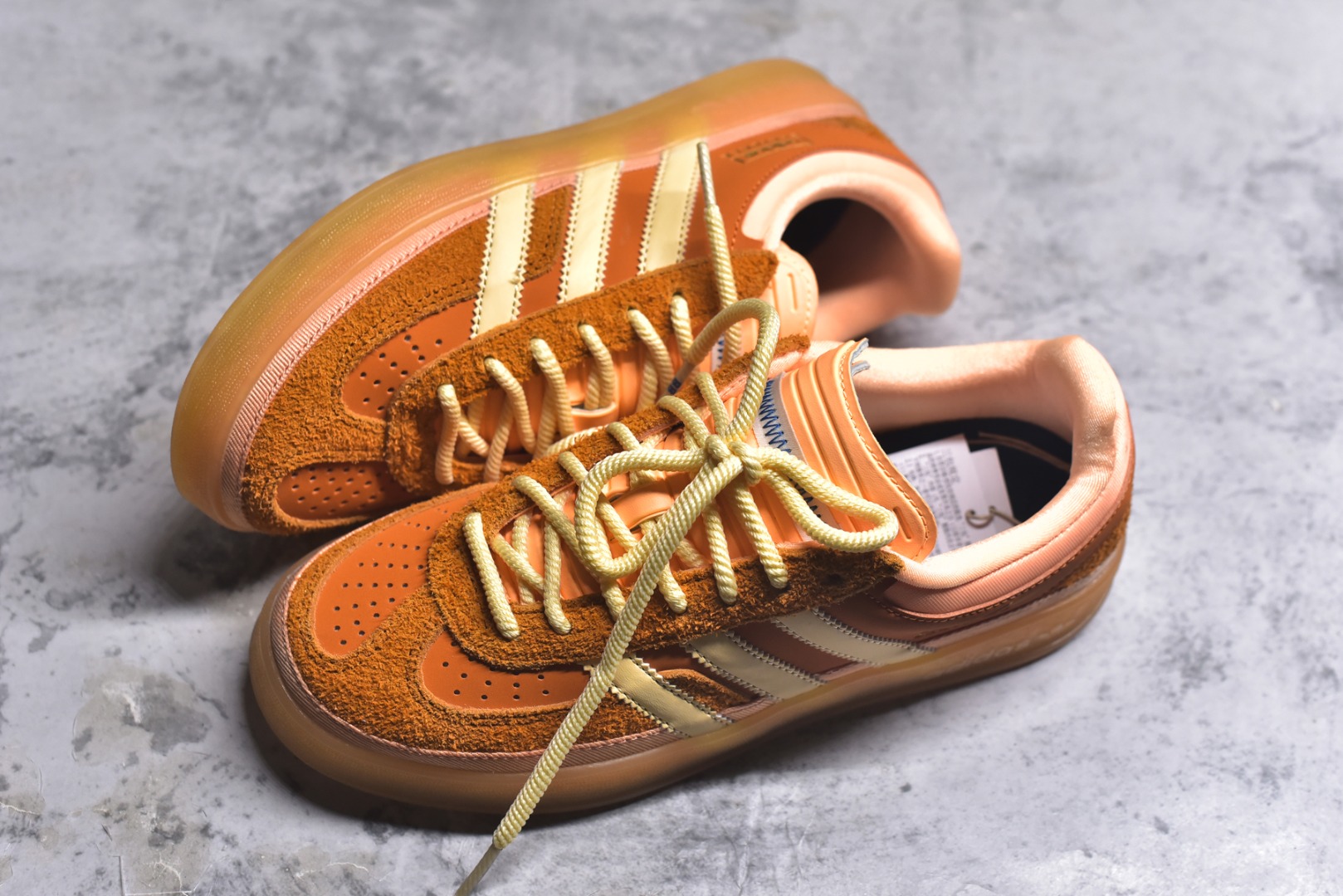 图片[7]-#坏痞兔Bad Bunny x AD Gazelle Indoor Trainers 联名羚羊内训系列低帮复古百搭休闲运动德训风板鞋 JS5050 Bad Bunny本人在杂志拍摄时率先上脚带一波节奏，emm，手上拿的杂志封面还是Kylie，看来前女友和布克重新约会，这位哥也还是没放下啊…回到鞋款本身，整体选择了简约的黑白皮革搭配浅灰色长绒麂皮材质，最后以半透明生胶大底收尾，质感在线。不同于以往联名的调色盘操作，Bad Bunny对Gazelle indoor进行了加宽加厚处理，以及鞋头变形的设计，带来全新的歪头面包鞋型Gazelle。此外，鞋款标签直接呈现在后跟处，鞋侧adidas标识下方还加入了\”benito\”字样，辨识度拉满。尺码：35.5-45-选品中心